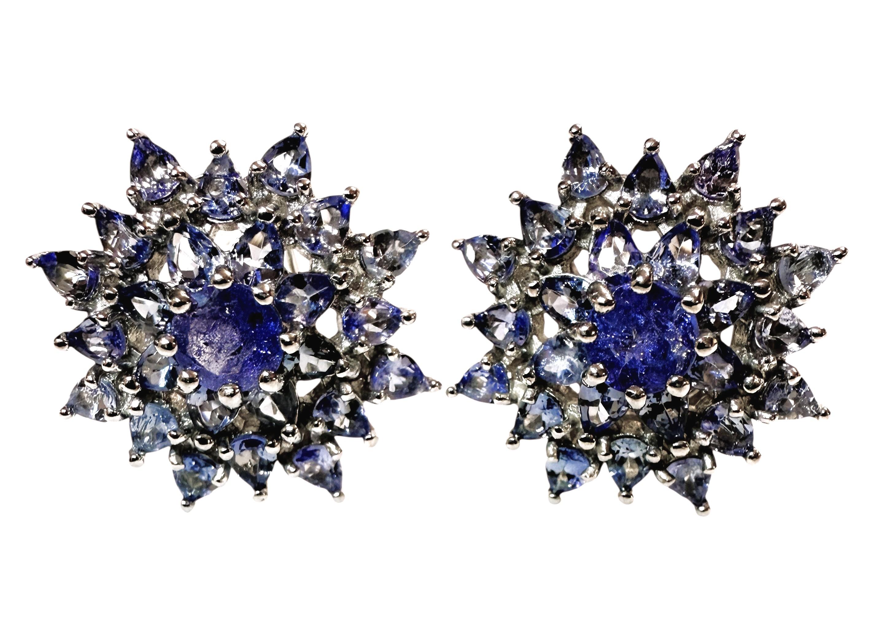 Diese Ohrringe sind einfach wunderschön.  Ich liebe das Design.  Die Ohrringe haben verschiedene Schliffe und Größen von Tansanit-Steinen.  Jeder Ohrring hat 3 Karat Tansanitsteine.   Sie sind in einer 925 Sterling Silber Starburst Fassung und haben