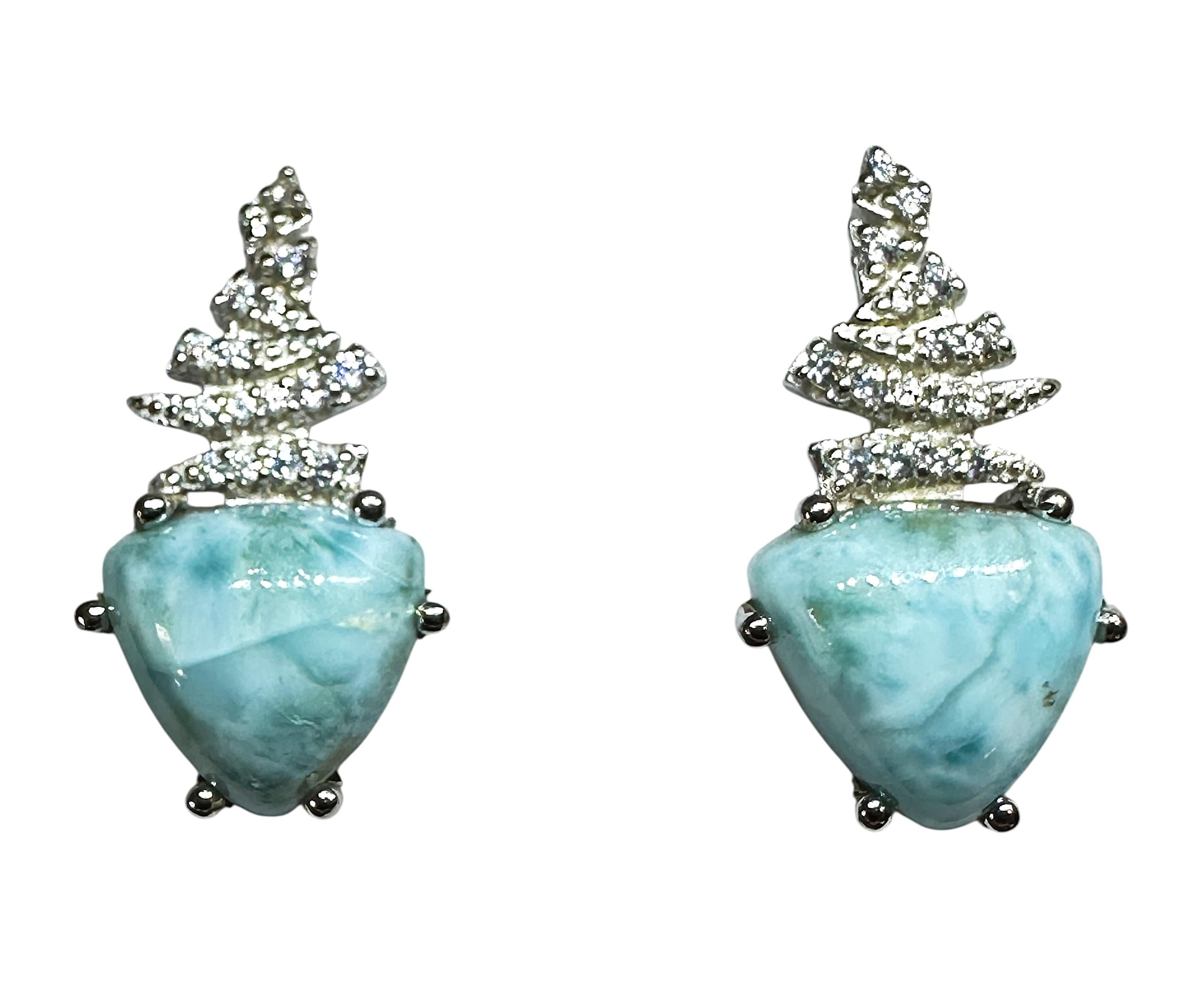 Einfach schöne blaue Steine aus der Dominikanischen Republik.  Die Steine sind im Trillion-Schliff und messen 10 mm.  Sie haben ein wunderschönes Oberteil im asiatischen Stil, das mit weißen Saphiren im Diamantschliff besetzt ist.  Jeder