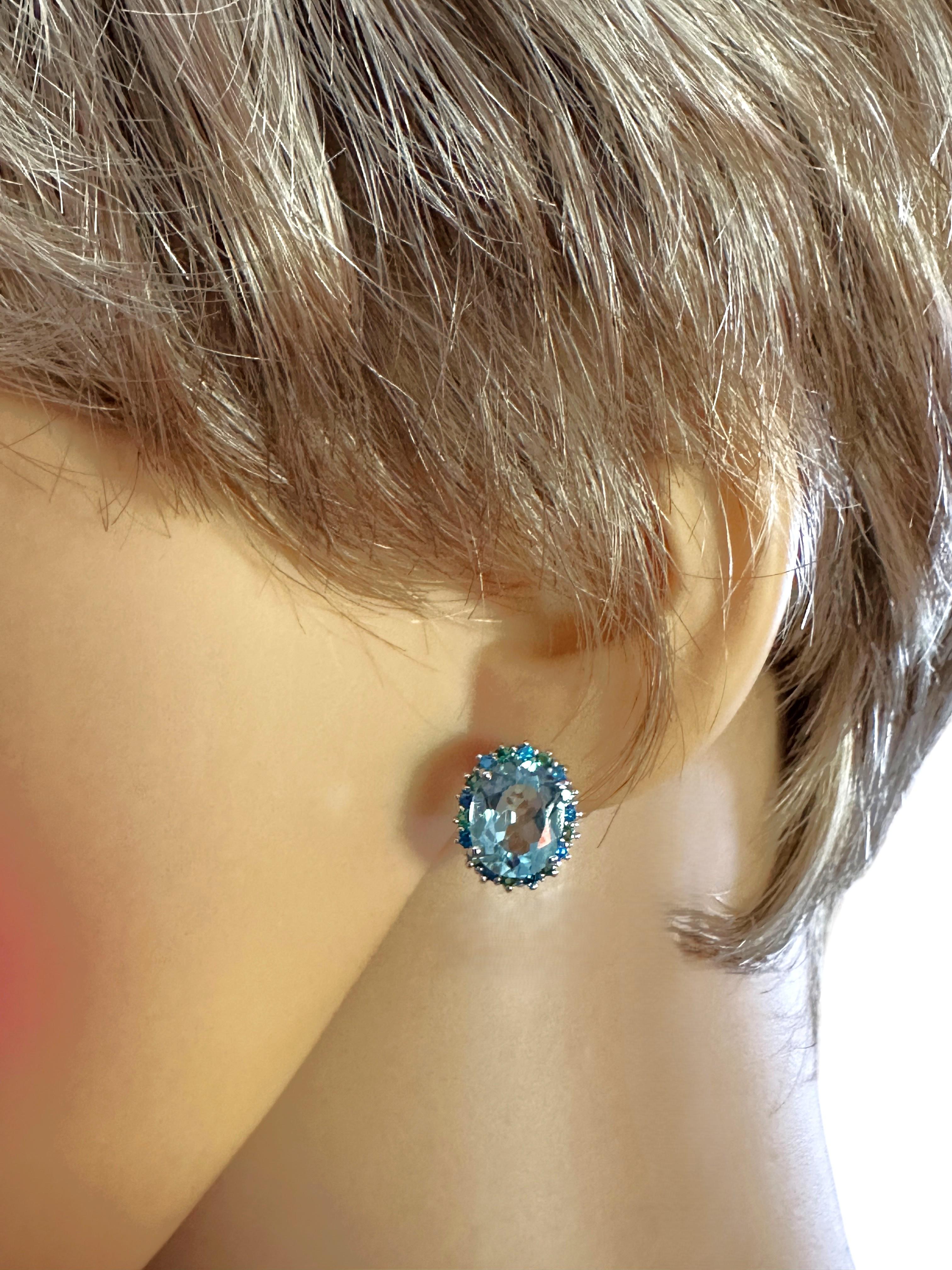 ¡Estos pendientes son simplemente preciosos!  Las piedras proceden de Brasil.  Las piedras son de talla oval de fantasía y suman 6.12 quilates.  Miden 10,2 x 8,2 mm y están rodeadas de zafiros aguamarina talla diamante y piedras tsavoritas verdes