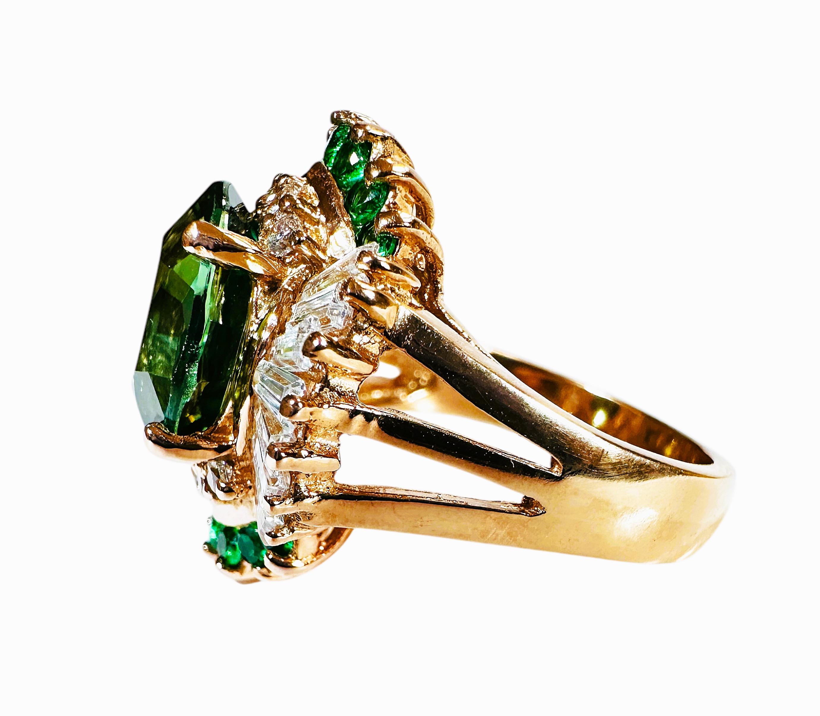 La pietra proviene dallo Sri Lanka ed è semplicemente squisita. La pietra è uno zaffiro verde di 6,25 carati.  Si tratta di una pietra dal taglio ovale e fantasia che misura 12,2 x 10,2 mm ed è affiancata da  da bellissimi zaffiri bianchi tagliati a
