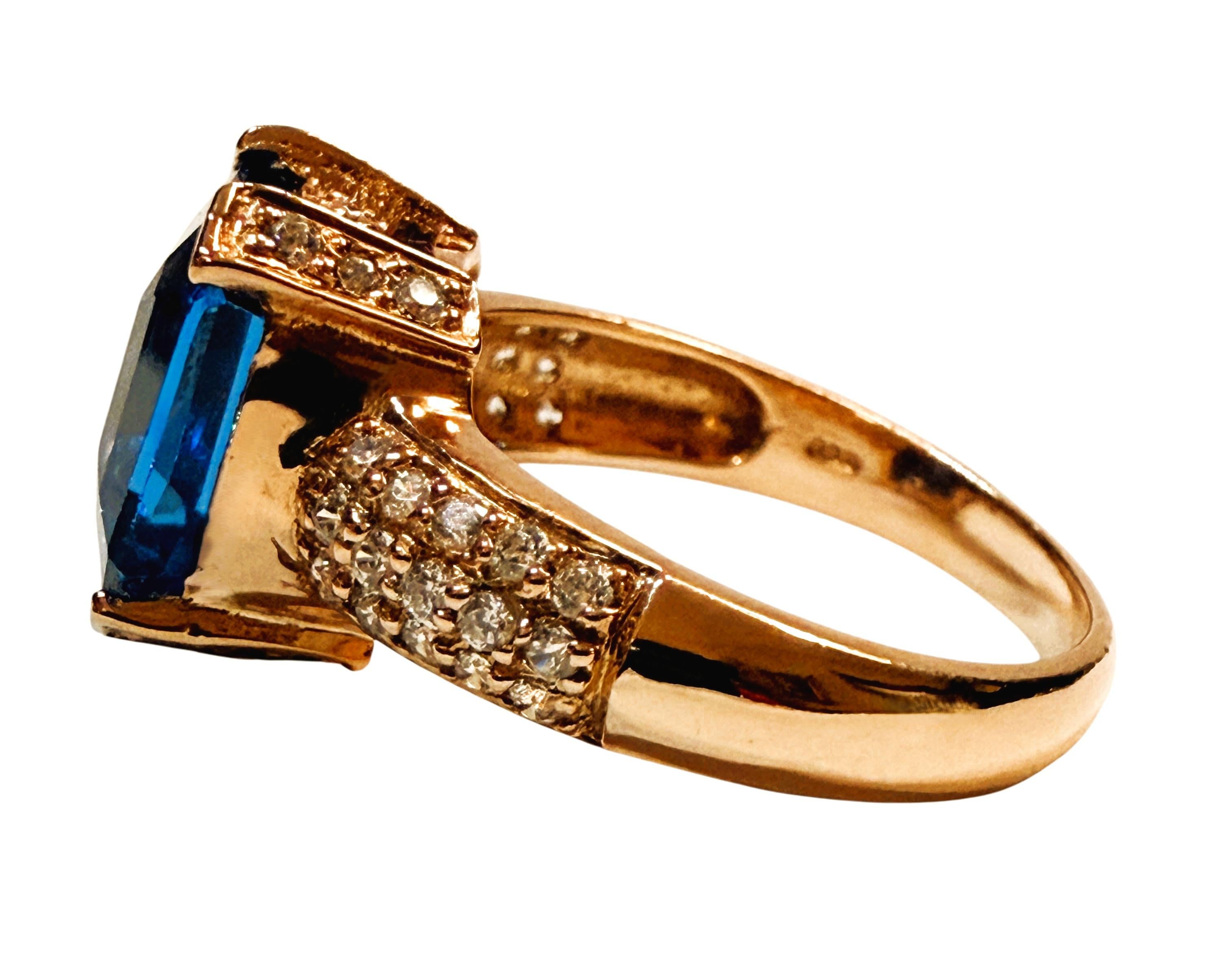 ¡Qué anillo tan bonito! Me encanta el color de la piedra. El anillo es de la talla 6,5.  Es una hermosa piedra de corte cojín de fantasía y mide 6.25 quilates.  Mide 9,7 x 9,7 mm.  La piedra está flanqueada por piedras de zafiro blanco talla