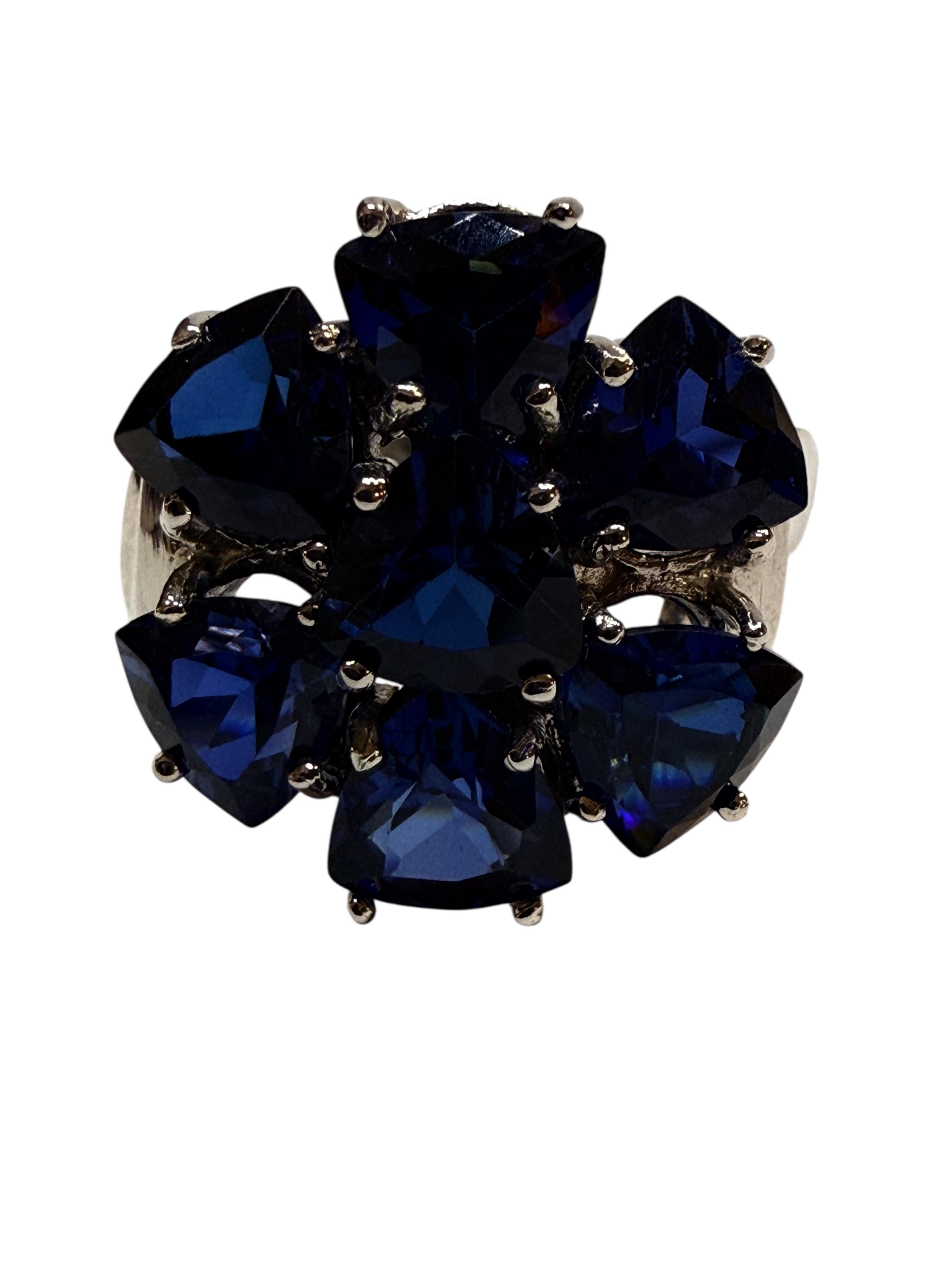 Dieser Ring ist einfach umwerfend!  Es ist eine Größe 6,25.  Die Steine stammen aus Sri Lanka.  Der Ring hat 7 wunderschöne blaue Saphire im Billionenschliff mit insgesamt 6,25 Karat.  Jeder Stein misst 6 x 6 mm und ist wunderschön geschliffen.  Sie