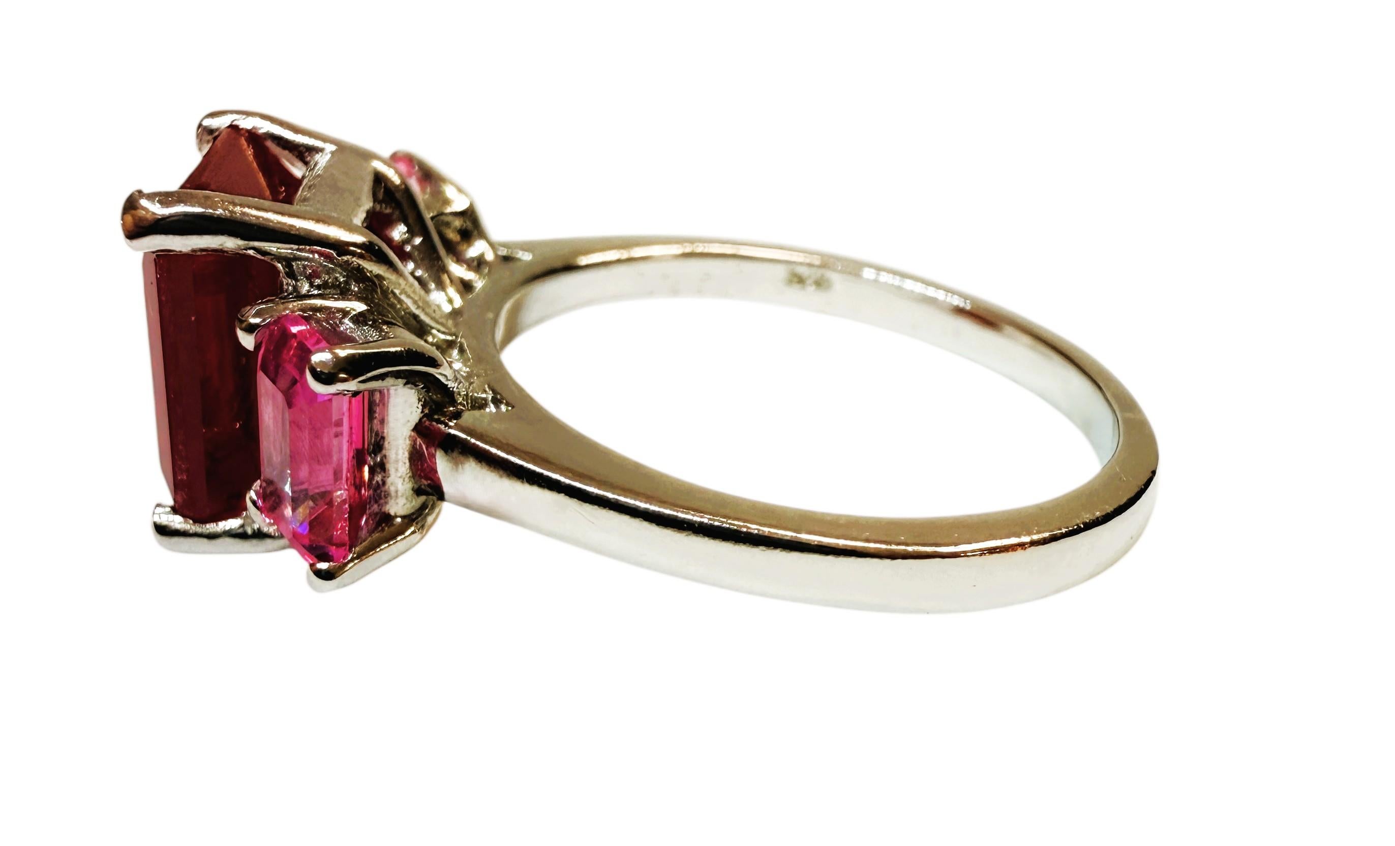 Art Déco Nuovo anello in argento sterling con zaffiro taglio diamante smeraldo rosso e rosa da 6,35 carati in vendita