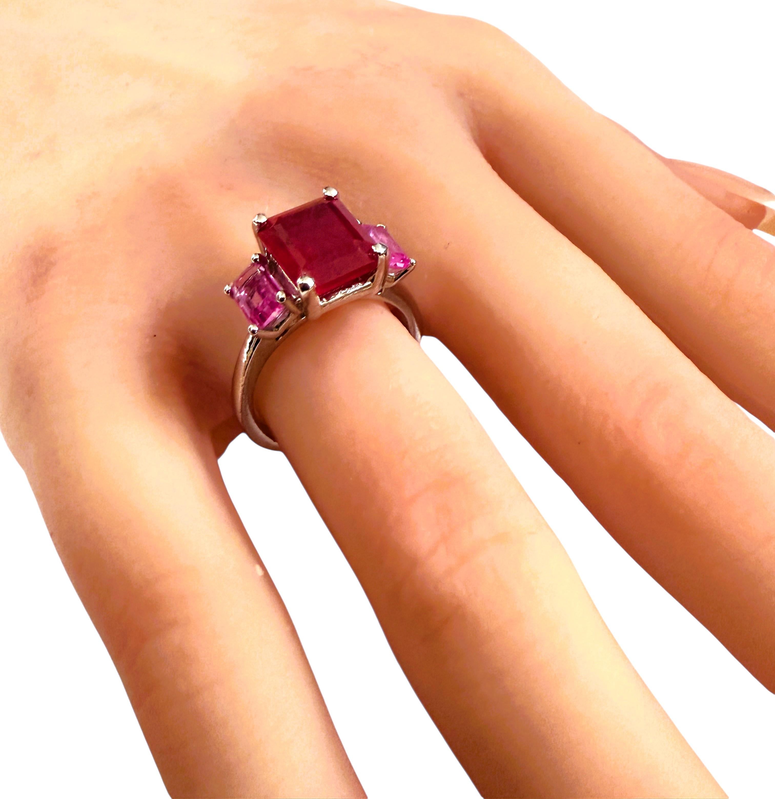 Nuovo anello in argento sterling con zaffiro taglio diamante smeraldo rosso e rosa da 6,35 carati in vendita 1