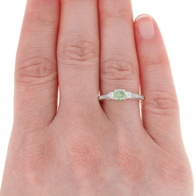 En vente :  Bague de fiançailles en argent sterling avec diamant rond brillant de 0,65 ctw, vert bleuté, état neuf 3