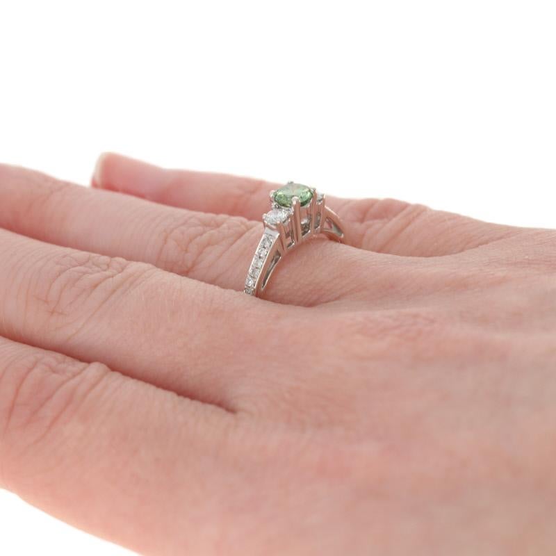 En vente :  Bague de fiançailles en argent sterling avec diamant rond brillant de 0,65 ctw, vert bleuté, état neuf 4