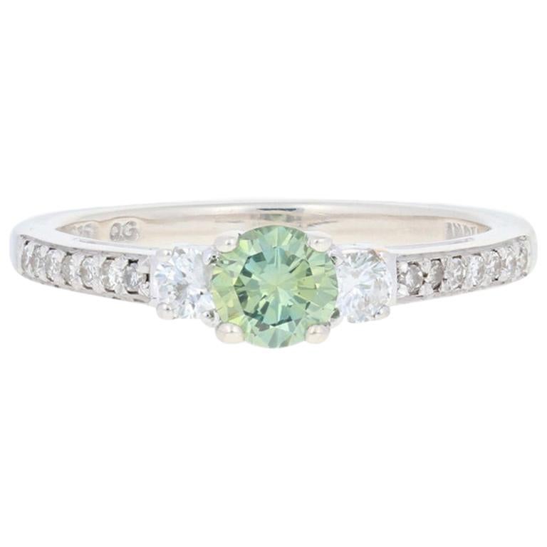 En vente :  Bague de fiançailles en argent sterling avec diamant rond brillant de 0,65 ctw, vert bleuté, état neuf