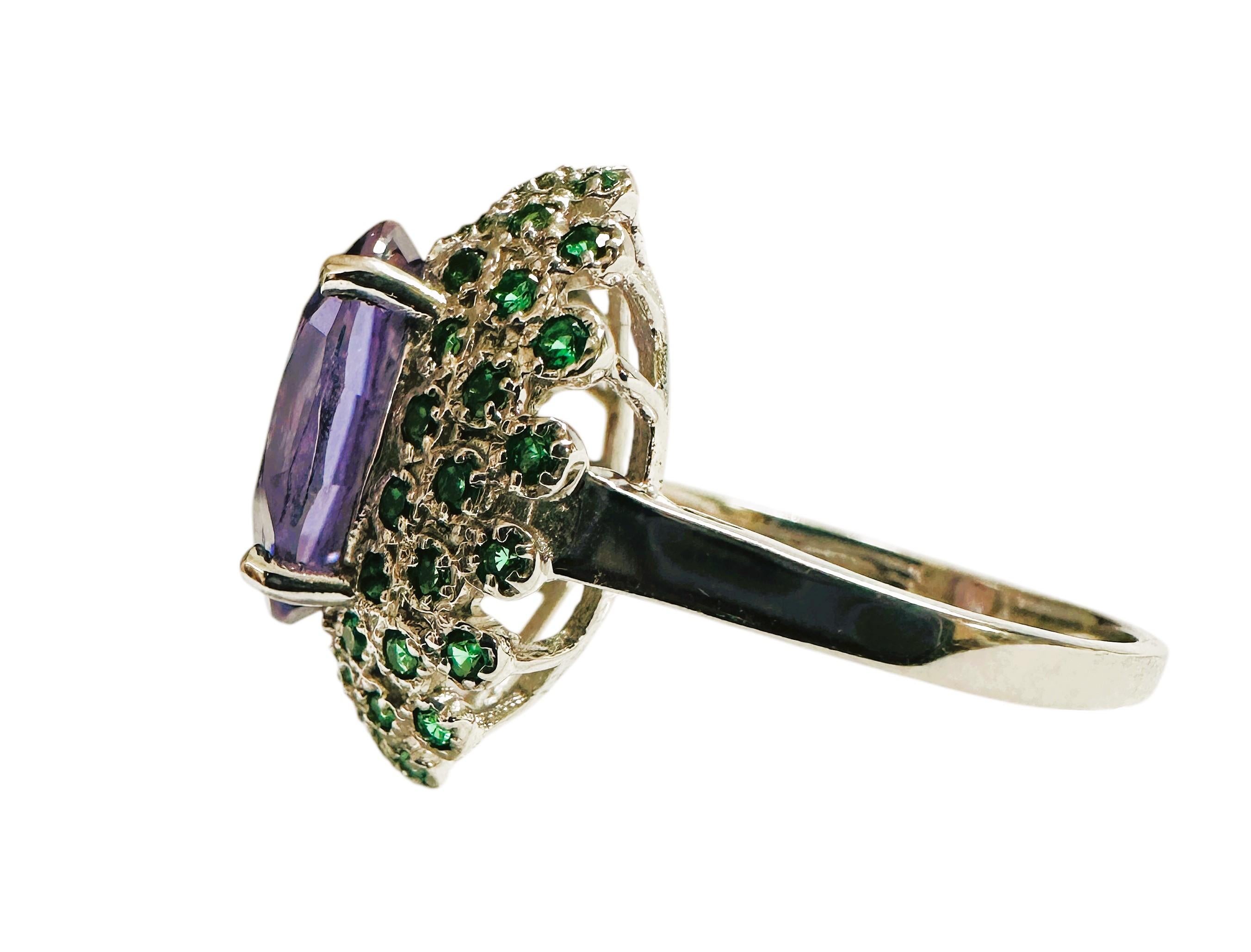 Nuovo anello in sterling con zaffiri verdi e diamanti da 6,75 in vendita 1