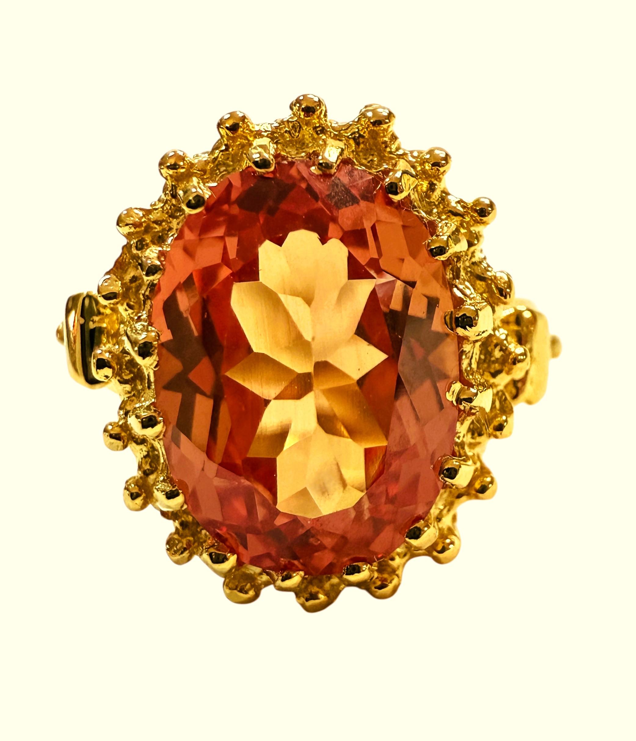 Quelle belle pierre dans cette bague !  La bague est une taille 7.25.  La pierre provient du Sri Lanka et est tout simplement exquise.  C'est une pierre très bien notée.  Il s'agit d'une pierre de taille ovale de 6.9 carats.   La pierre principale
