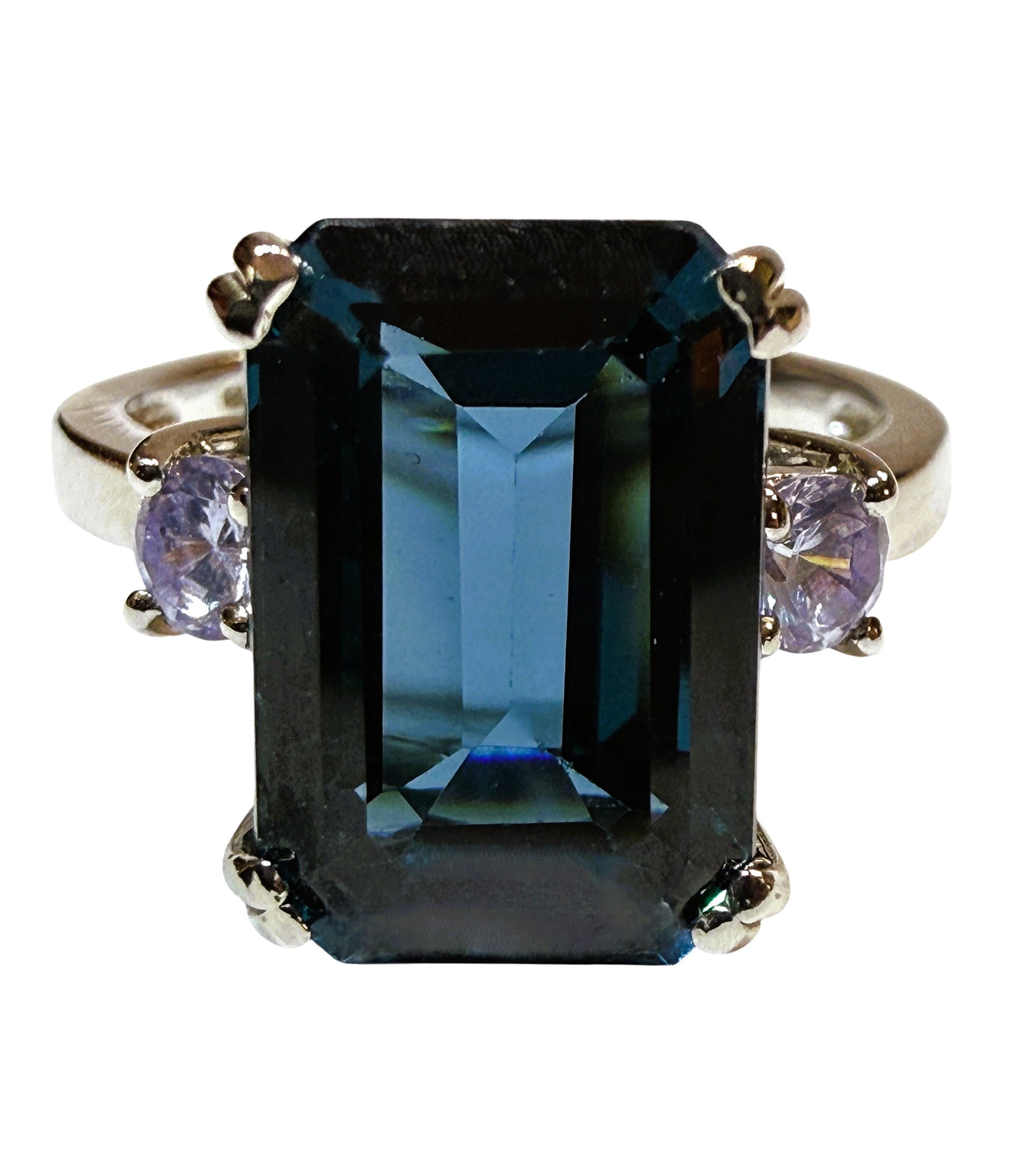 Ich liebe die Farbe und den Schliff dieses Steins.  Es ist einfach so brillant.  Der Ring hat die Größe 5,75.  Der Stein stammt aus Afrika und ist einfach exquisit.  Es ist ein Stein im Baguetteschliff und ist 7  Karat.   Der Hauptstein ist 13,3 x