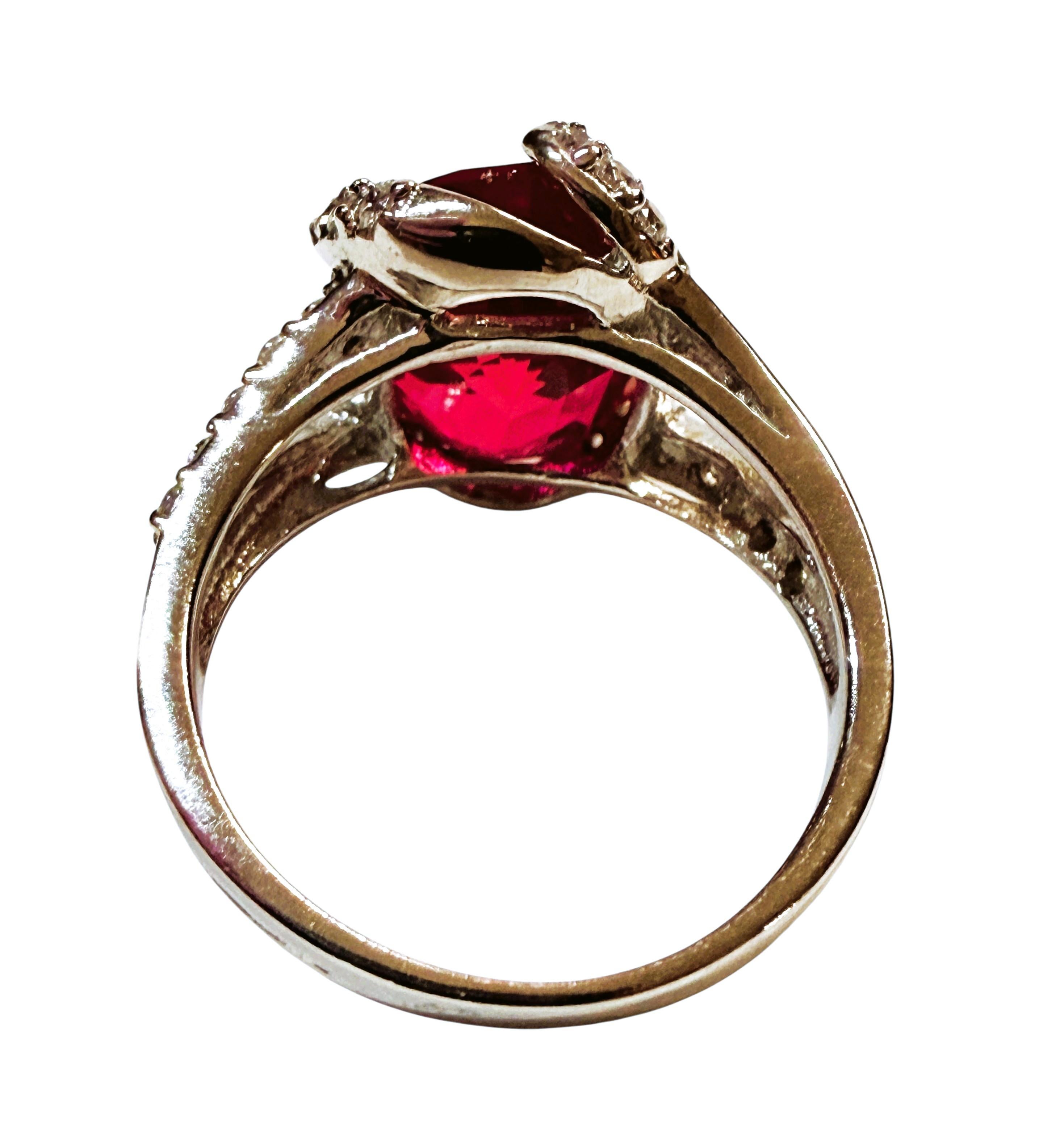 Il s'agit d'une bague étonnante.  La bague est une taille 6.25.  La pierre provient du Sri Lanka.  Il s'agit d'une belle pierre ovale taillée en fantaisie de 7.0 carats.  C'est une pierre de très haute qualité.  Il mesure 12 x 10 mm et est orné de
