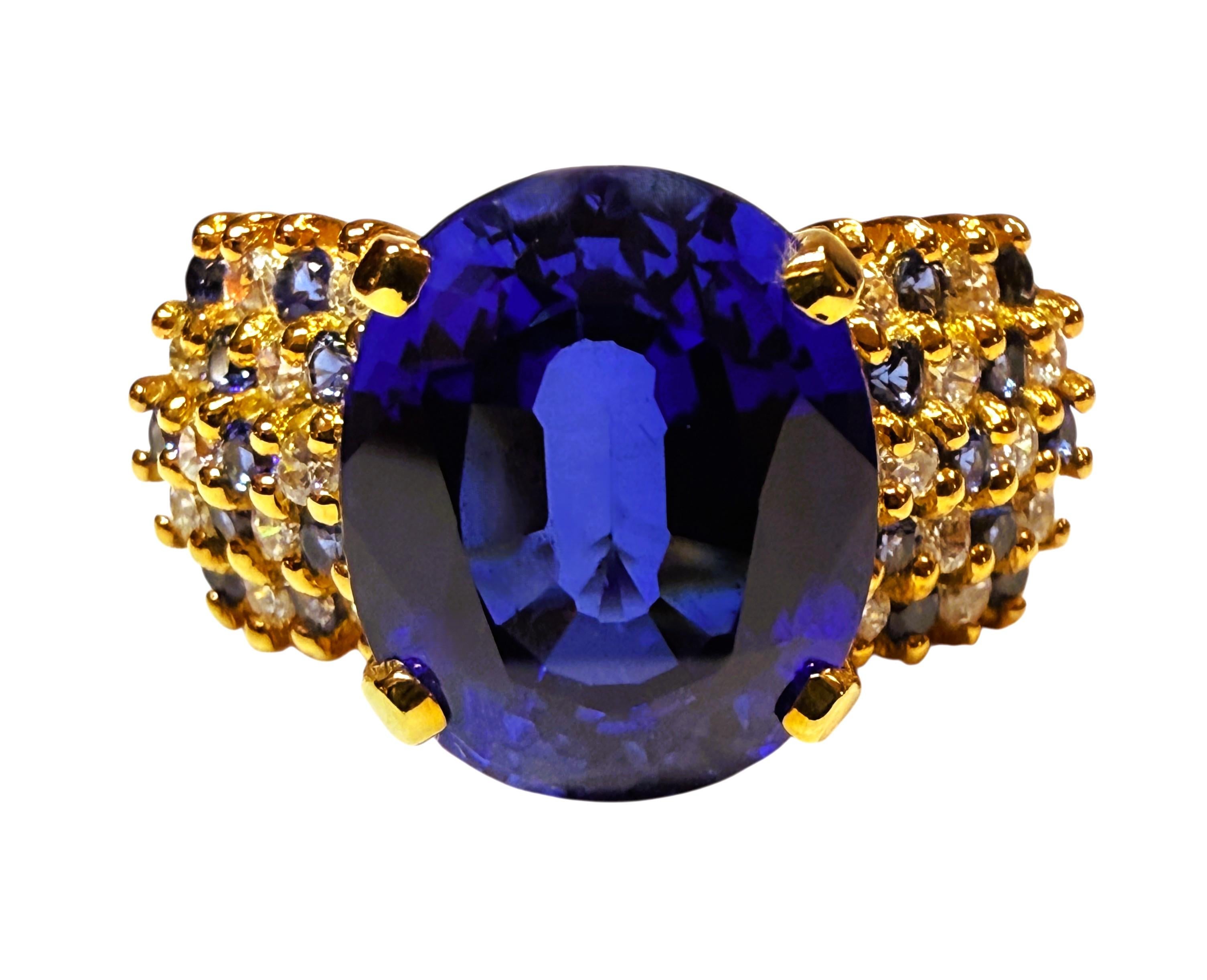 Questo anello è semplicemente stupendo!  È una taglia 7.  La pietra proviene dallo Sri Lanka.  L'anello ha uno zaffiro ovale centrale di 7.55 carati.  Misura 12 x 11 mm ed è affiancato da 32 zaffiri blu e bianchi taglio brillante.  Sono tutti