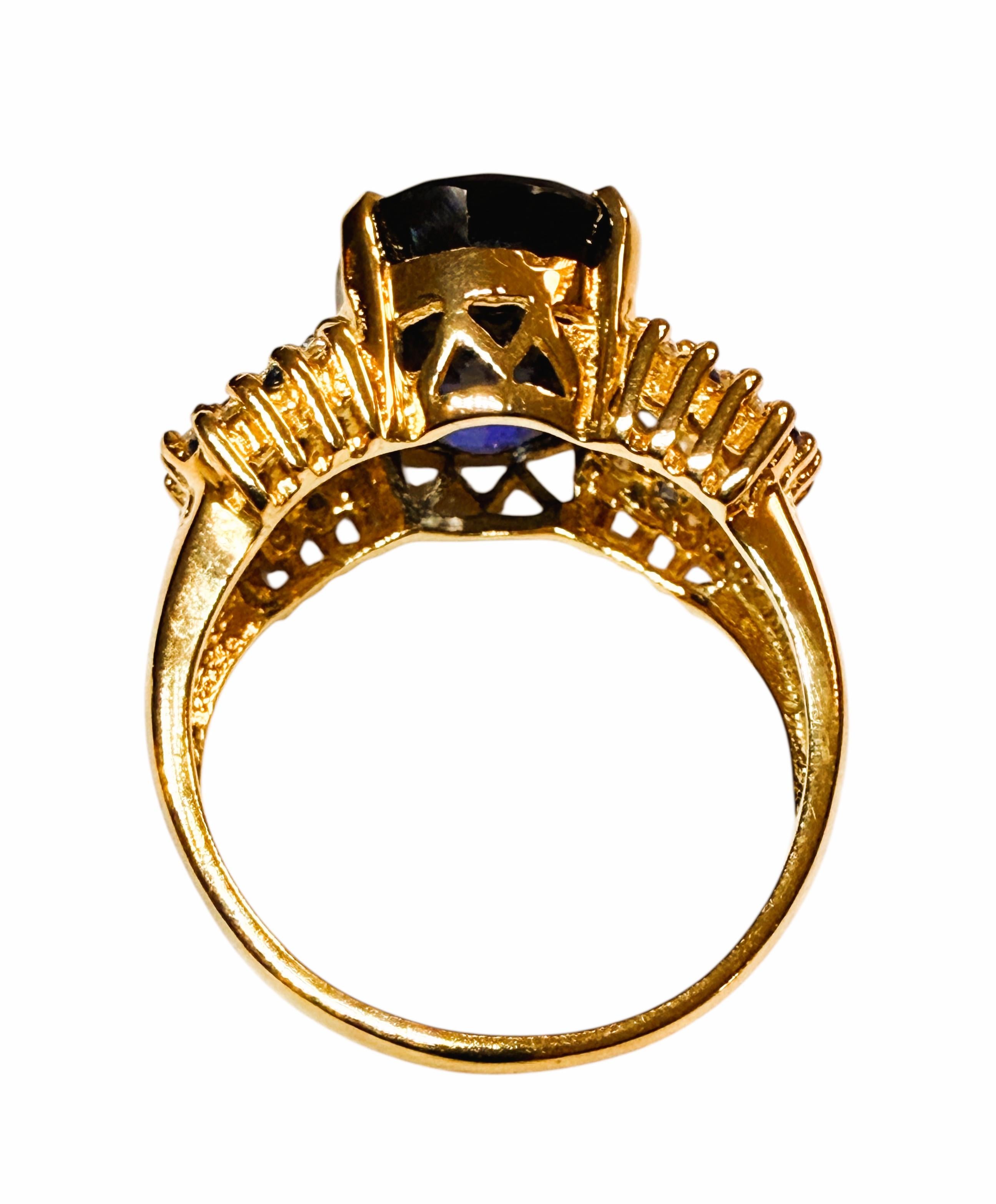 Taglio ovale Nuovo anello con zaffiro ovale e diamantato da 7,5 carati in oro giallo 24 carati e argento sterling in vendita