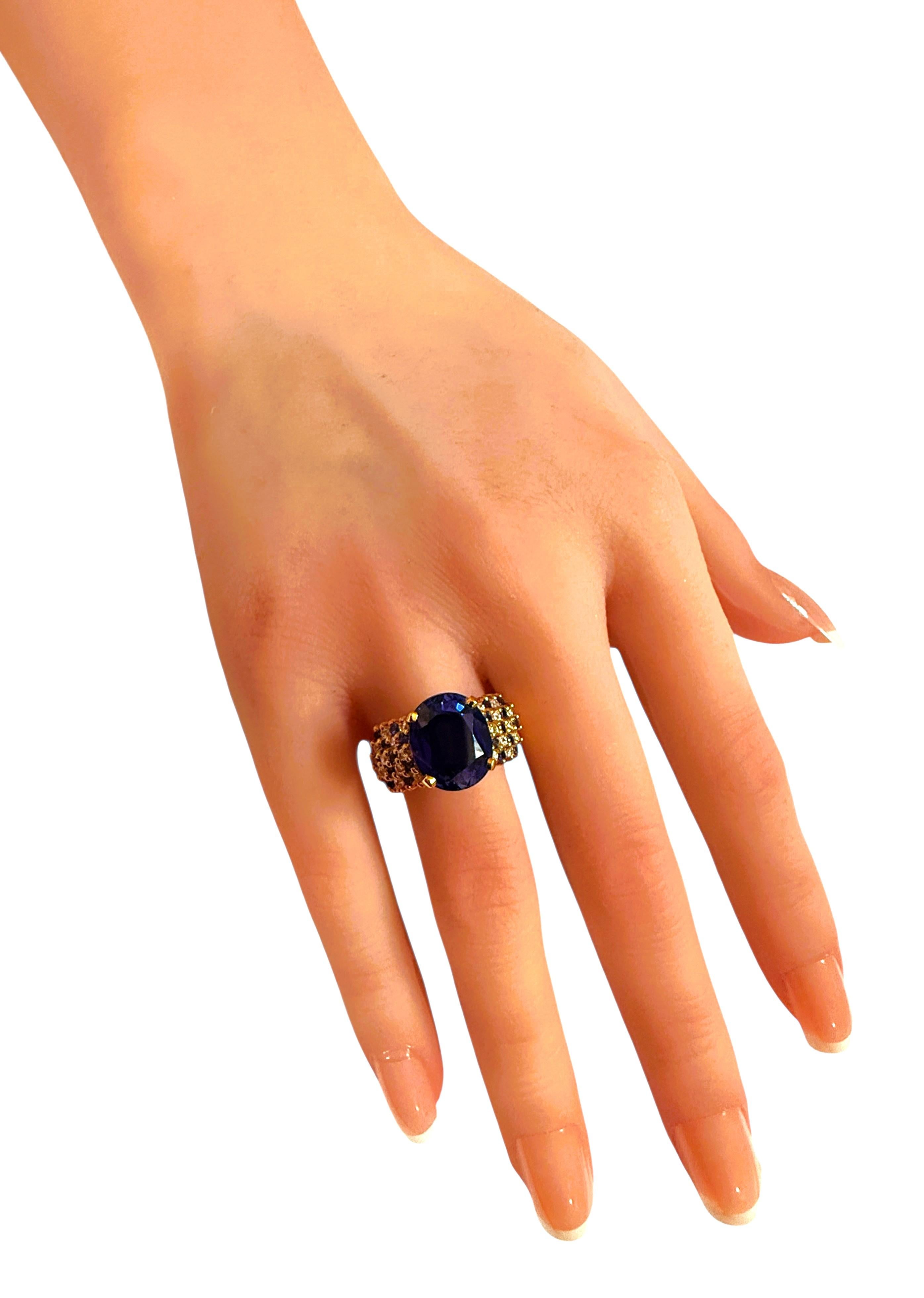 Donna Nuovo anello con zaffiro ovale e diamantato da 7,5 carati in oro giallo 24 carati e argento sterling in vendita