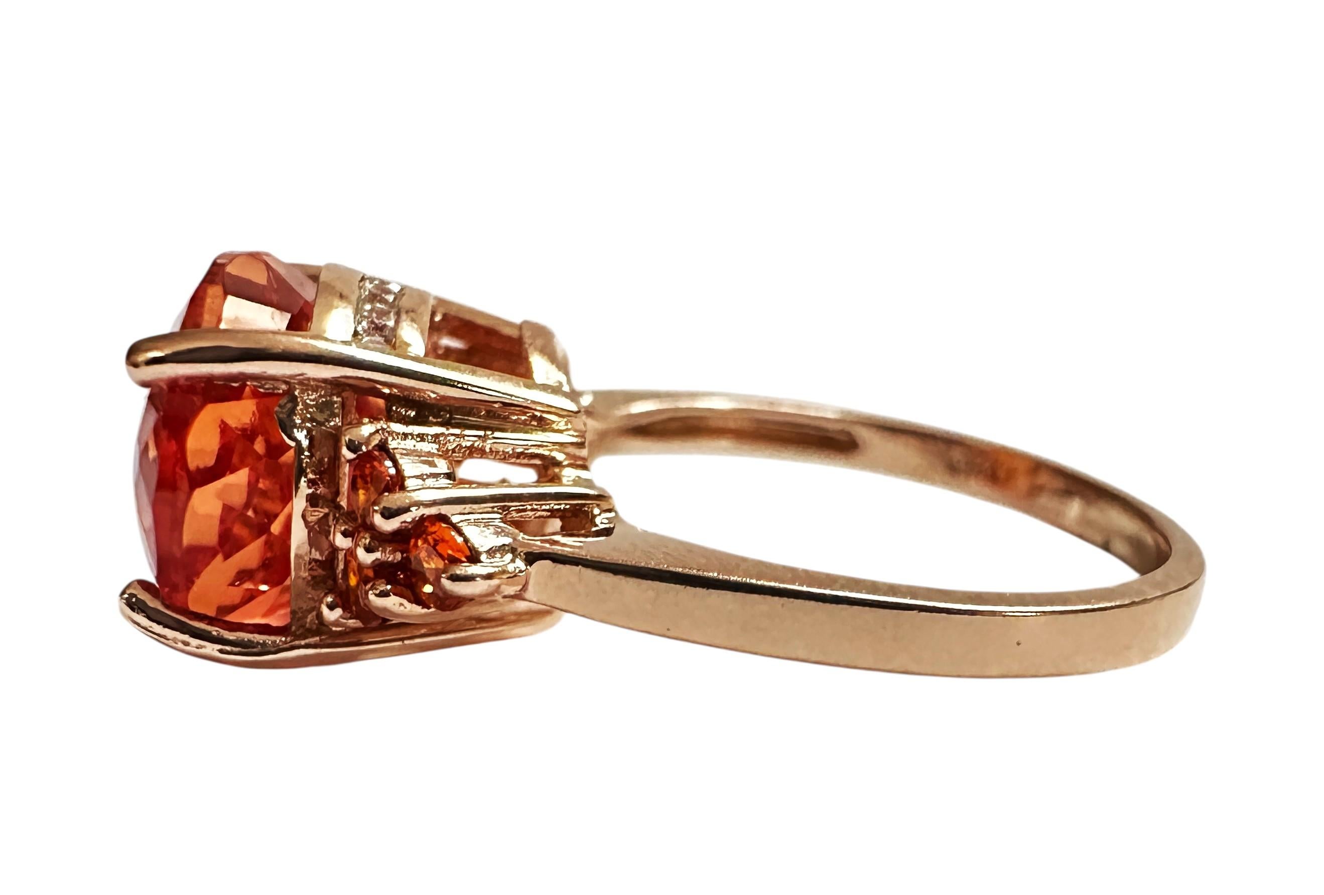Quelle belle pierre dans cette bague !  La bague est une taille 6.5.  La pierre provient du Sri Lanka et est tout simplement exquise.  C'est une pierre très bien notée.  Il s'agit d'une pierre de taille ovale de 7,5 carats.   La pierre principale