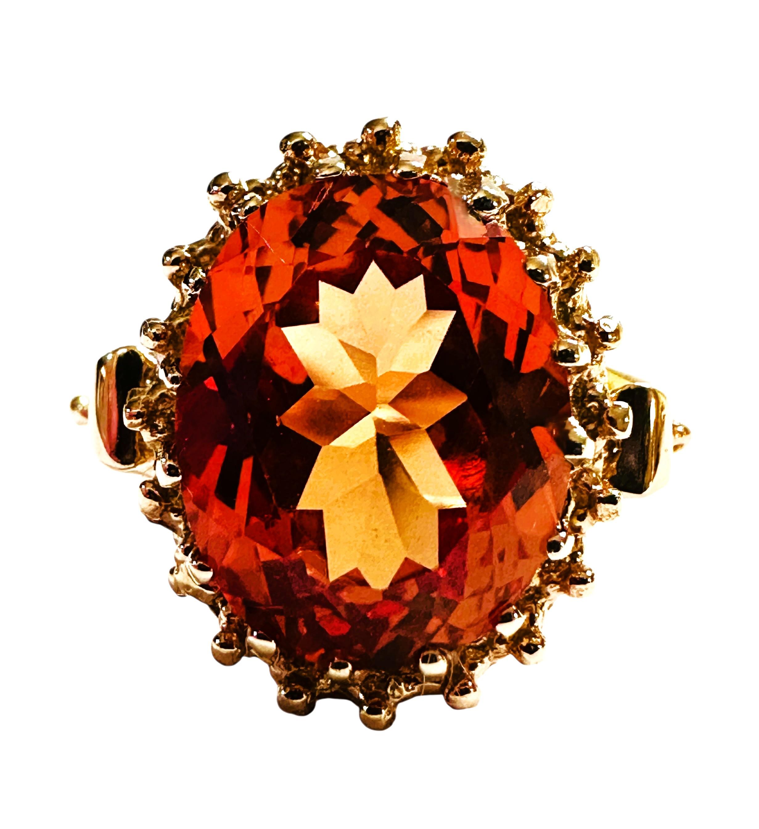 Quelle belle pierre dans cette bague !  La bague est une taille 7.25.  La pierre provient du Sri Lanka et est tout simplement exquise.  C'est une pierre très bien notée.  Il s'agit d'une pierre de taille ovale de 7,6 carats.   La pierre principale