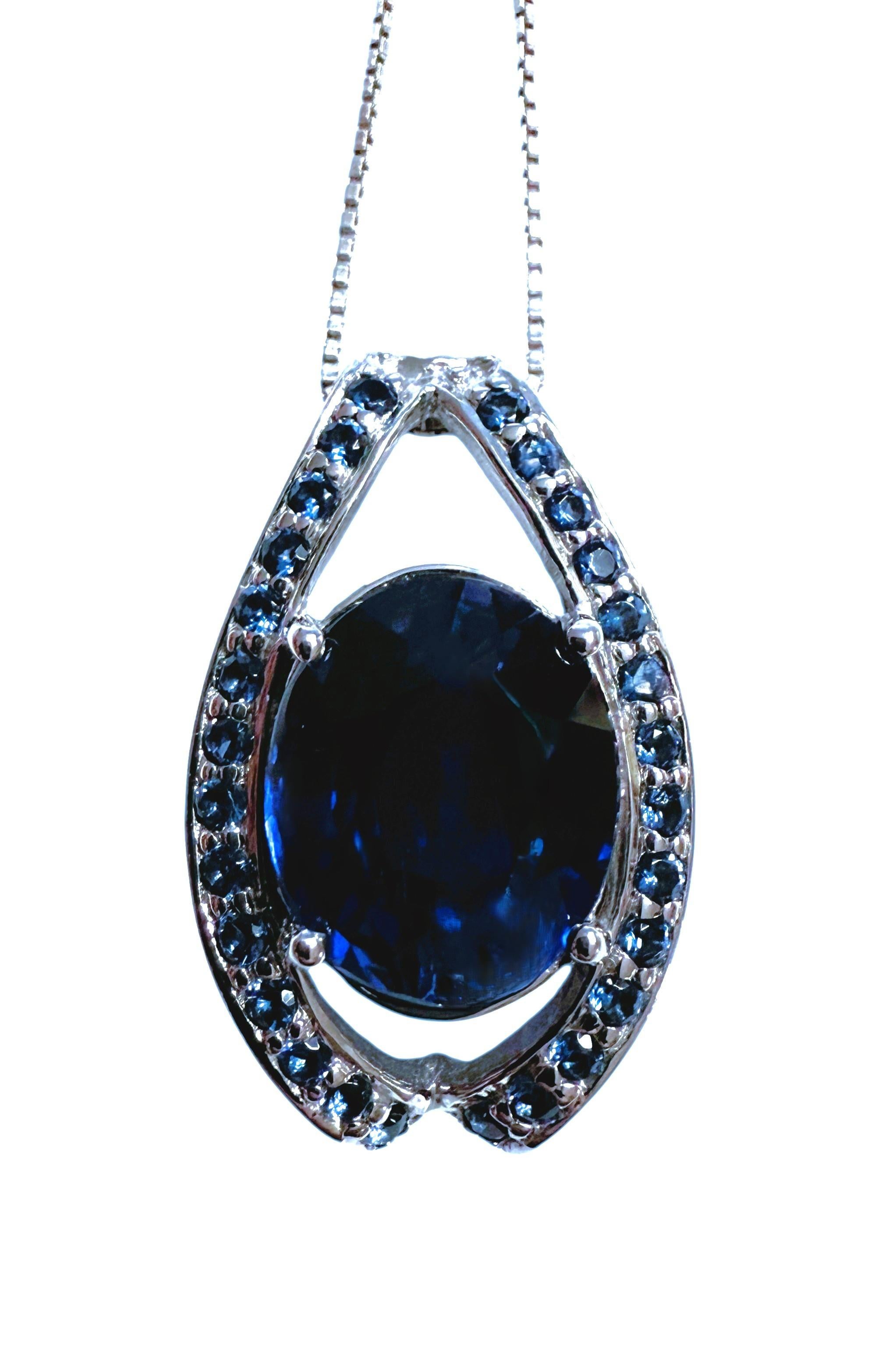 Taglio ovale New 7,60 Carat Blue Oval & Diamond Cut Sapphire Collana in argento sterling in vendita