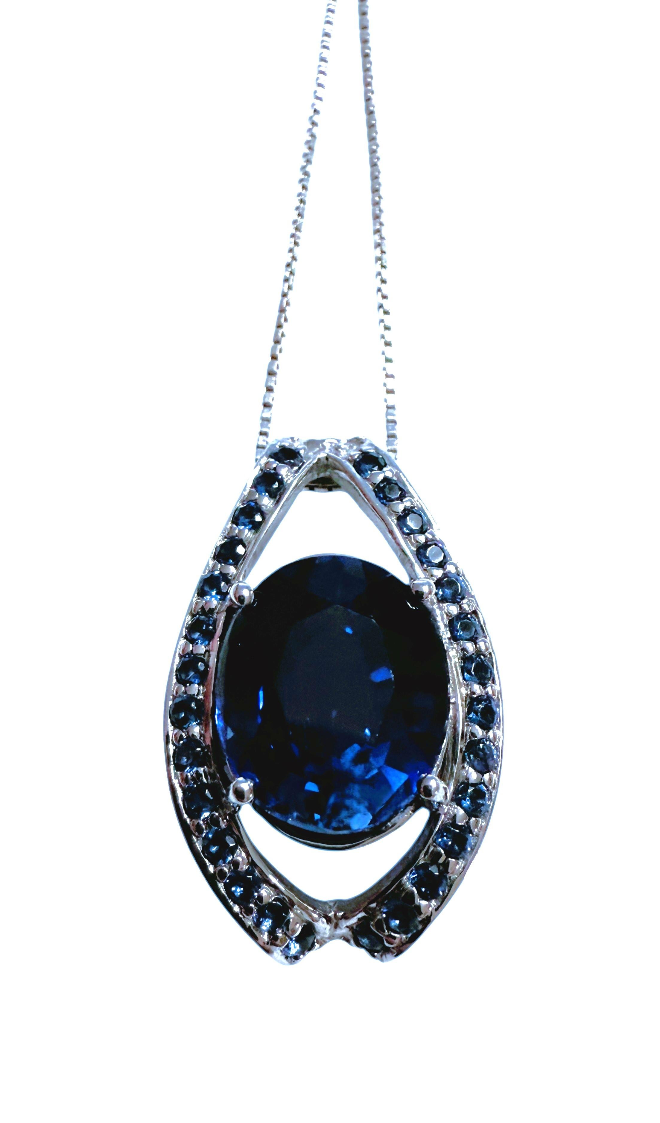 New 7,60 Carat Blue Oval & Diamond Cut Sapphire Collana in argento sterling In condizioni ottime in vendita a Eagan, MN