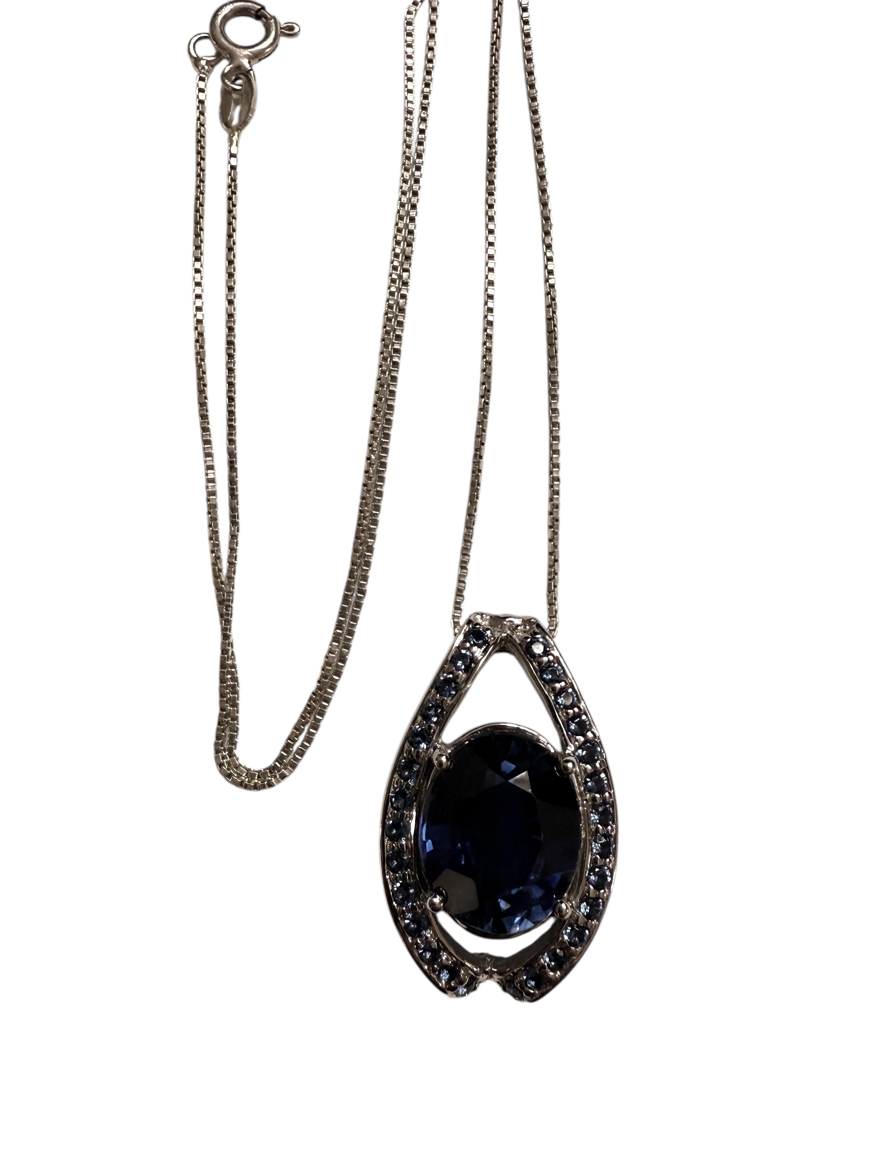 Donna New 7,60 Carat Blue Oval & Diamond Cut Sapphire Collana in argento sterling in vendita