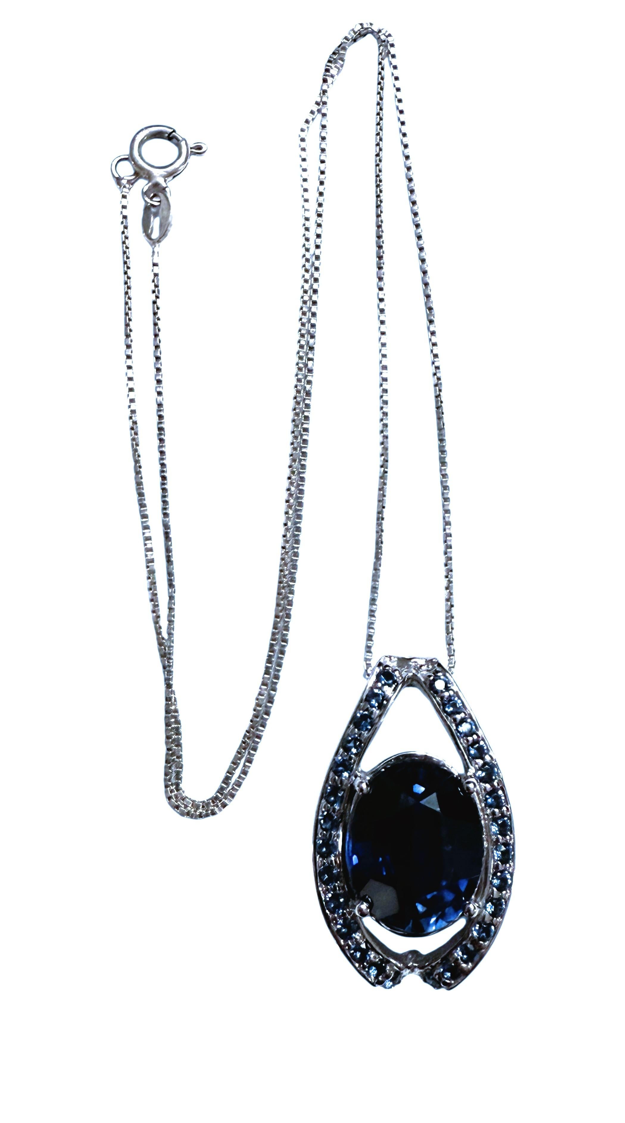 New 7,60 Carat Blue Oval & Diamond Cut Sapphire Collana in argento sterling in vendita 1