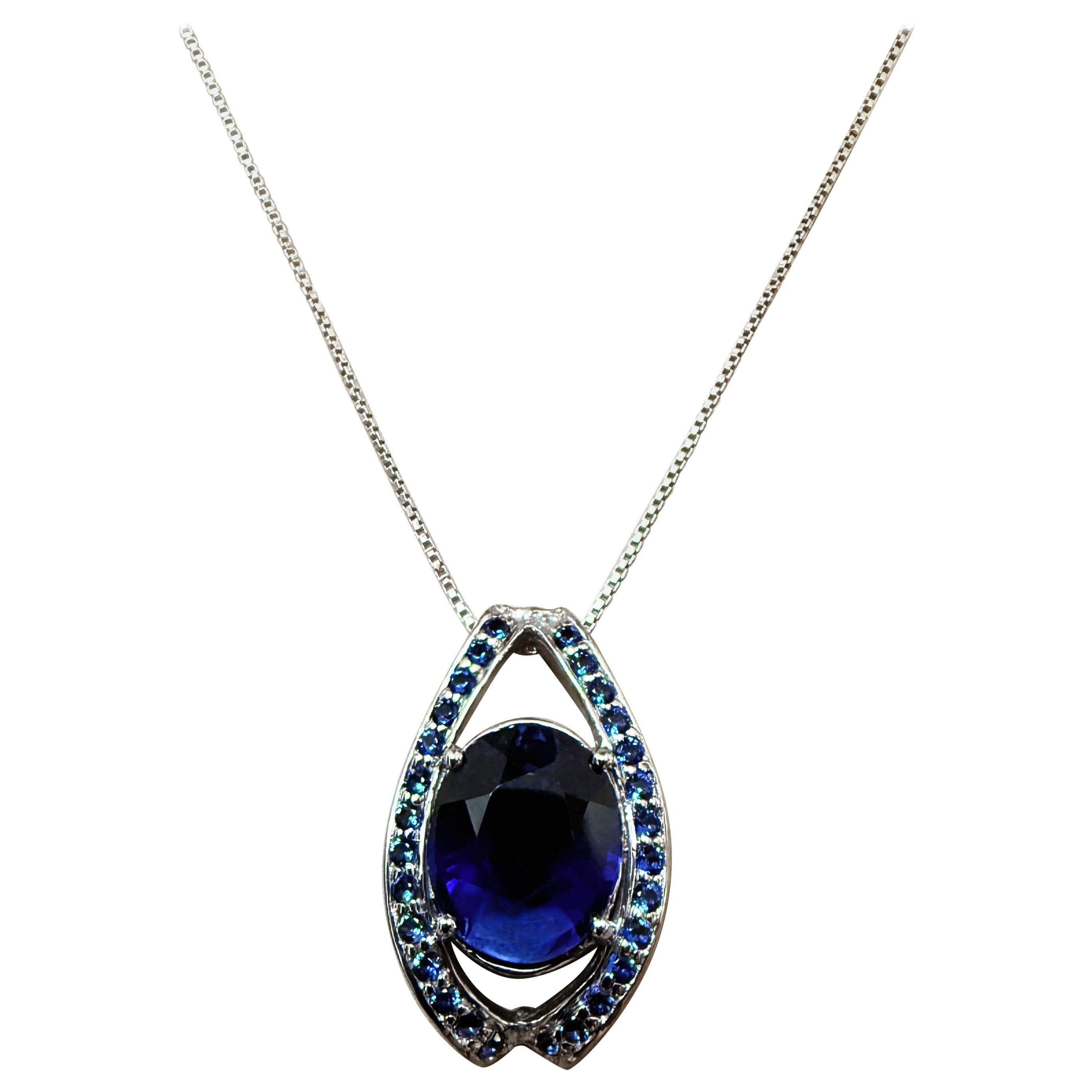 New 7,60 Carat Blue Oval & Diamond Cut Sapphire Collana in argento sterling