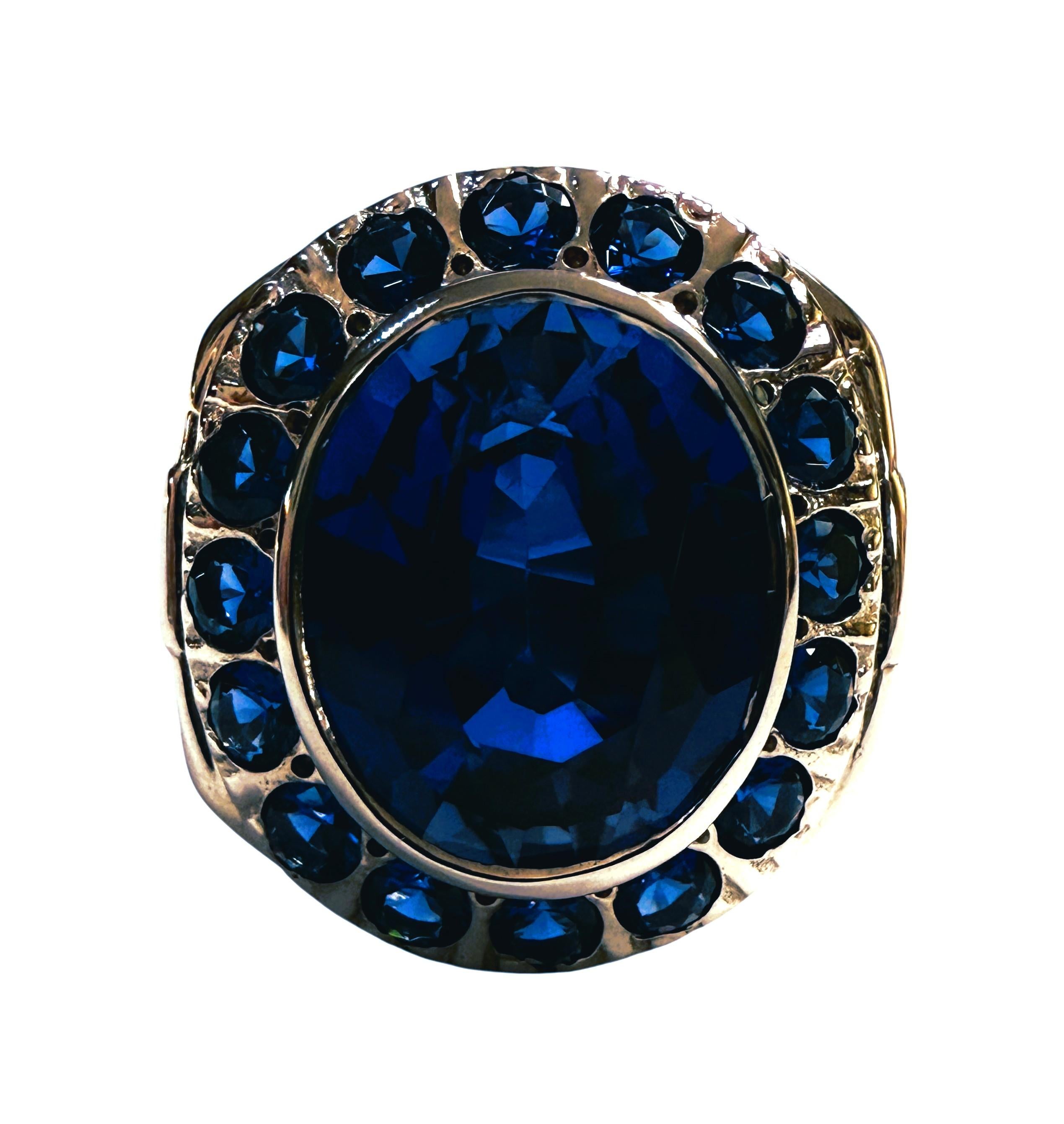 Dieser Ring ist einfach umwerfend!  Sie hat die Größe 7,25.  Der Stein stammt aus Sri Lanka.  Der Ring hat einen ovalen Mittelstein Saphir, die 7.60 Karat ist.  Er misst 12 x 10 mm.  Er ist umgeben von blauen Saphiren im Brillantschliff. Sie sind