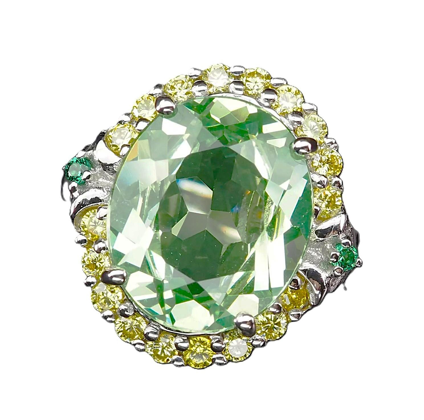 Es un anillo muy atractivo.  Esta piedra procede de África y tiene un precioso color verde.  El anillo es de la talla 6,25.   Es una piedra cabujón de talla oval y mide 13 x 11 mm.  Está en un hermoso engaste y la piedra está rodeada de zafiros