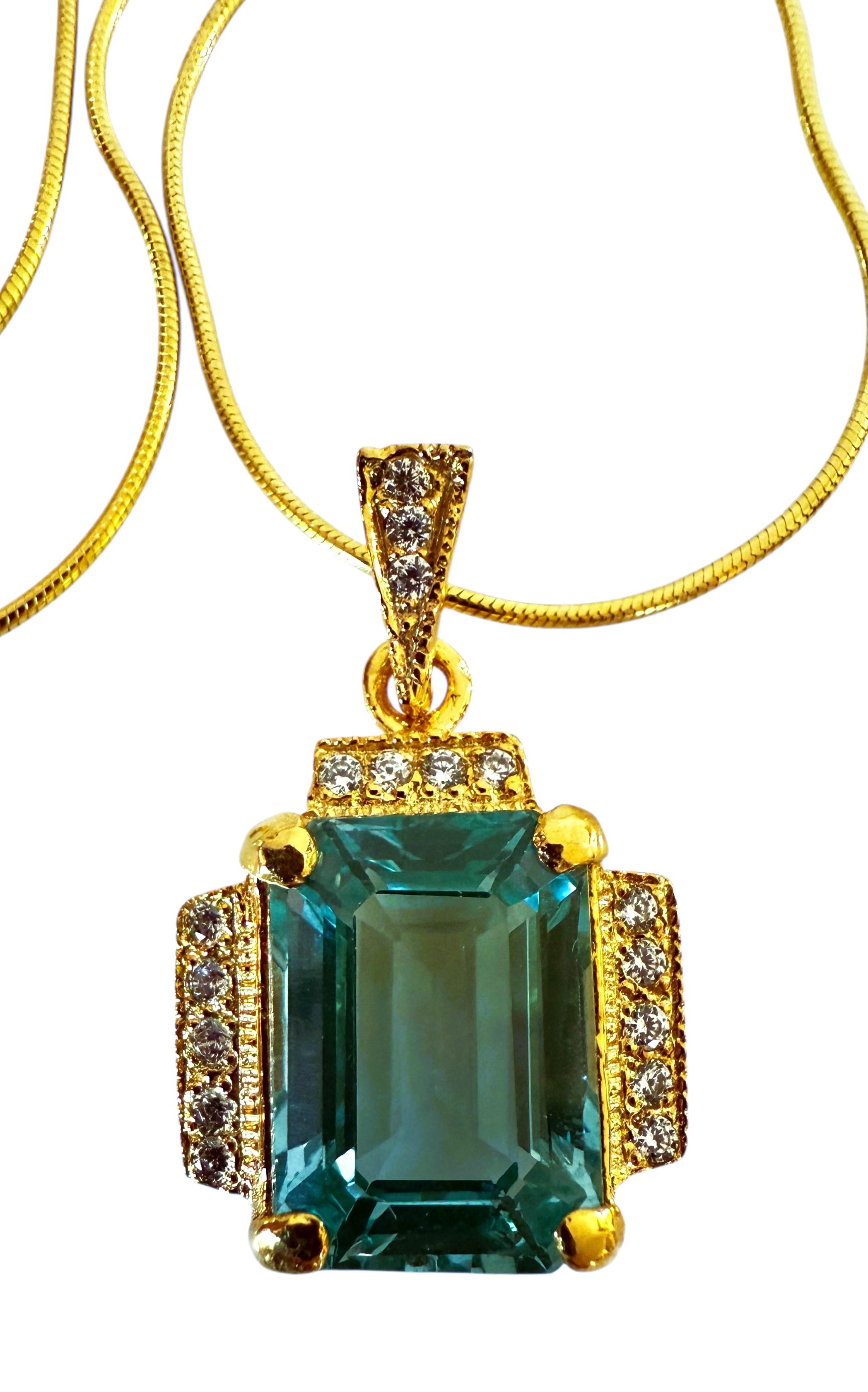 La pietra proviene dall'Africa ed è semplicemente squisita. La pietra è una tormalina Paraiba con taglio a smeraldo e misura 7,95 carati. Misura 14 x 10 mm.  È affiancato da zaffiri bianchi tagliati a diamante e anch'essi salgono fino alla cappa. 