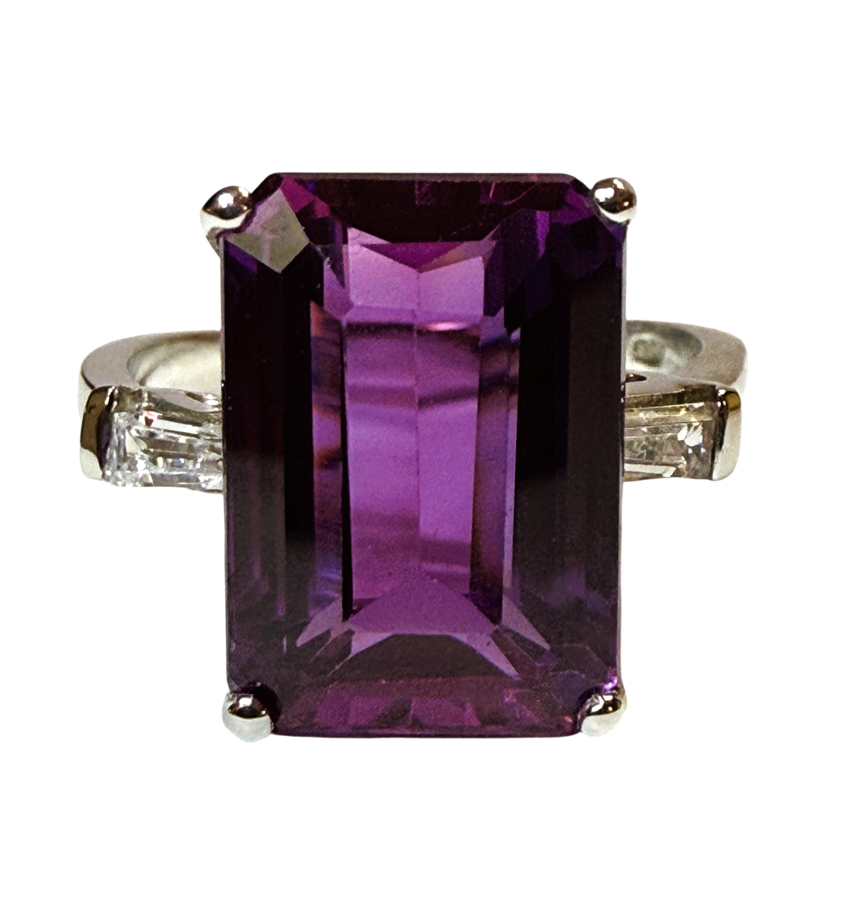Es un anillo muy atractivo.  Esta piedra procede de Sri Lanka y tiene un precioso color morado.  El anillo es de la talla 6.   Es una piedra de talla esmeralda y mide 7.90 quilates. Mide 13 mm x 9,2 mm y tiene una piedra de zafiro blanco talla