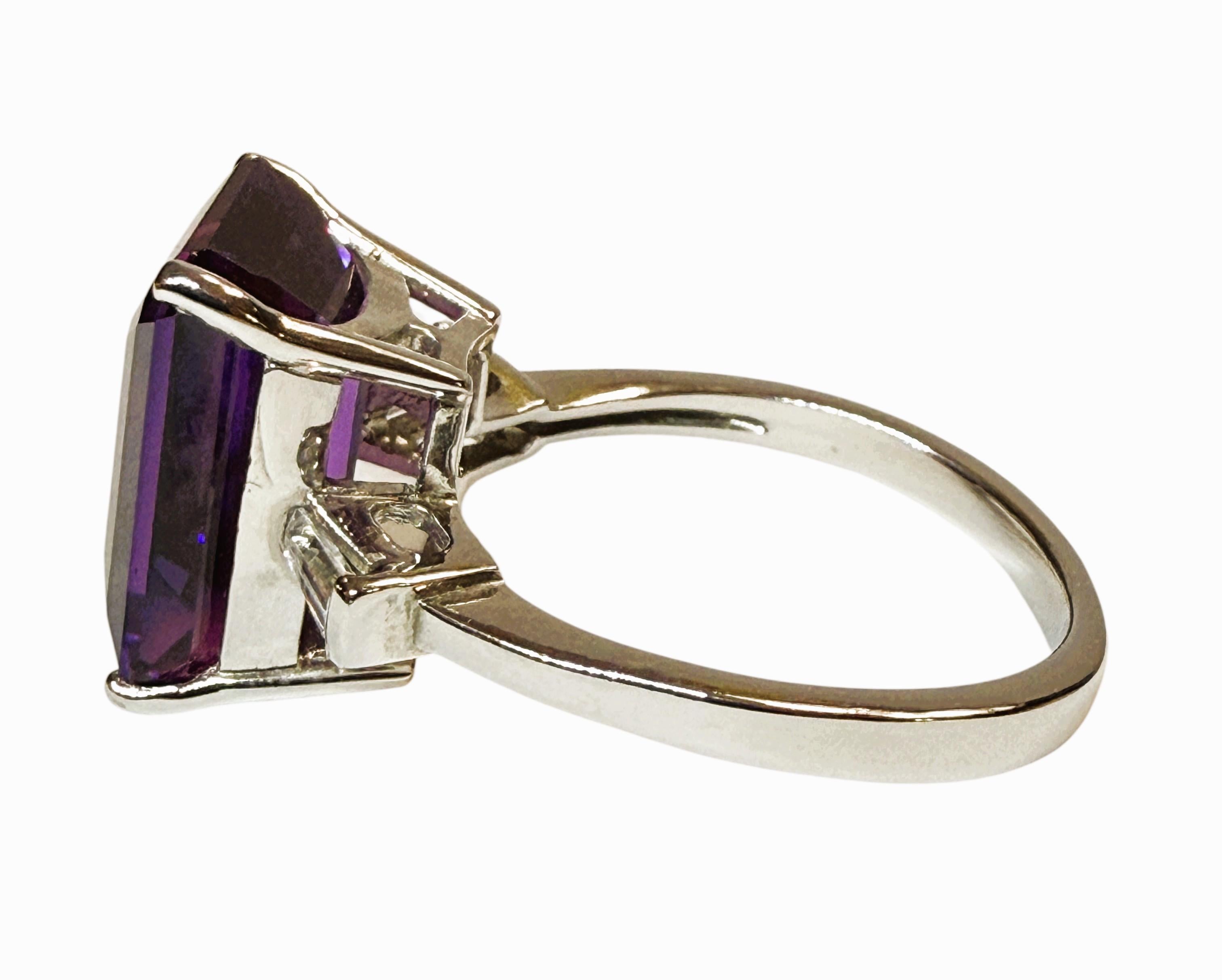 Nuevo Anillo de Plata de Ley con Zafiro Baguette y Corte Esmeralda Púrpura de 7,90 Quilates Art Decó en venta