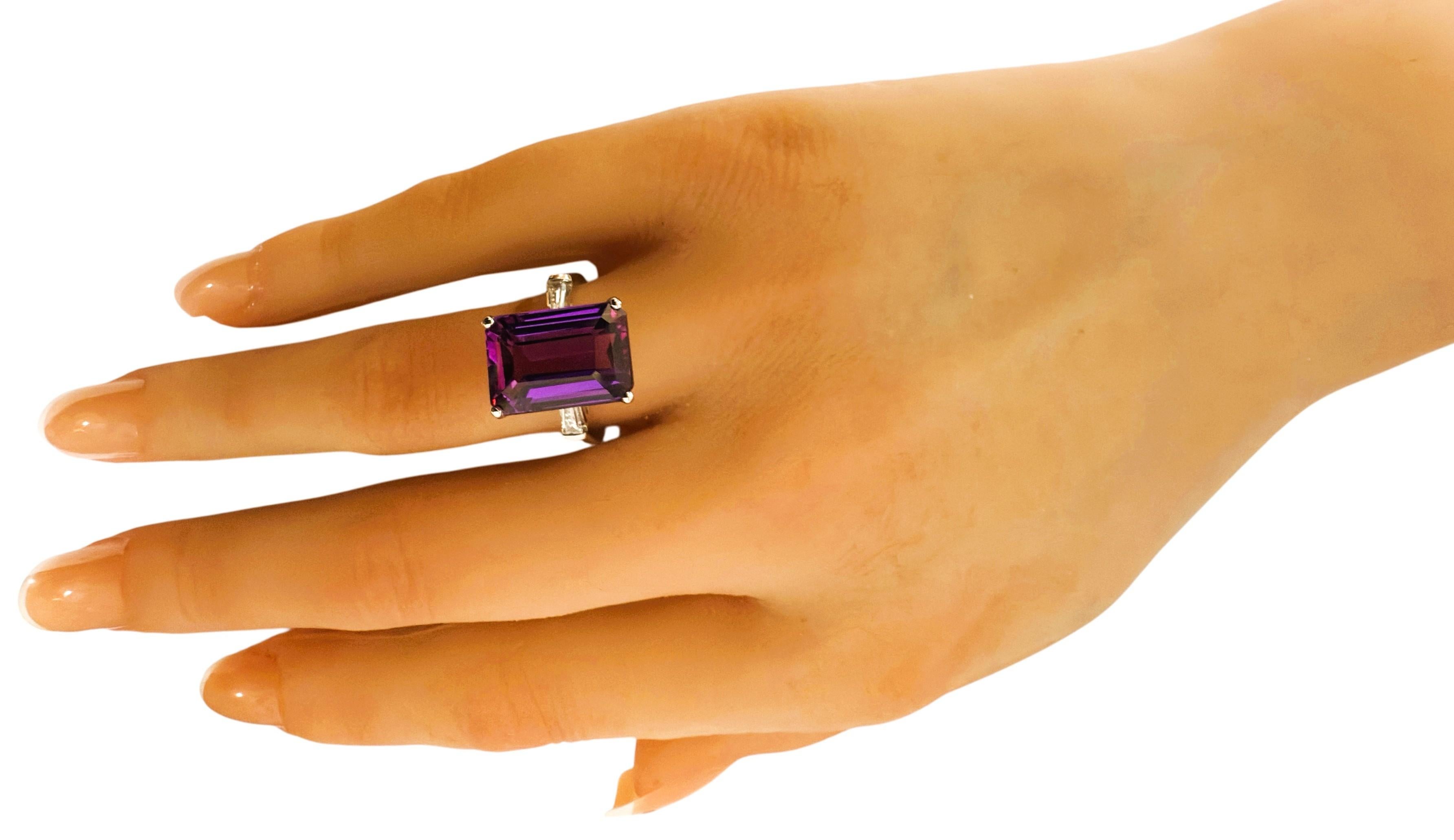 Nuevo Anillo de Plata de Ley con Zafiro Baguette y Corte Esmeralda Púrpura de 7,90 Quilates en Nuevo estado para la venta en Eagan, MN