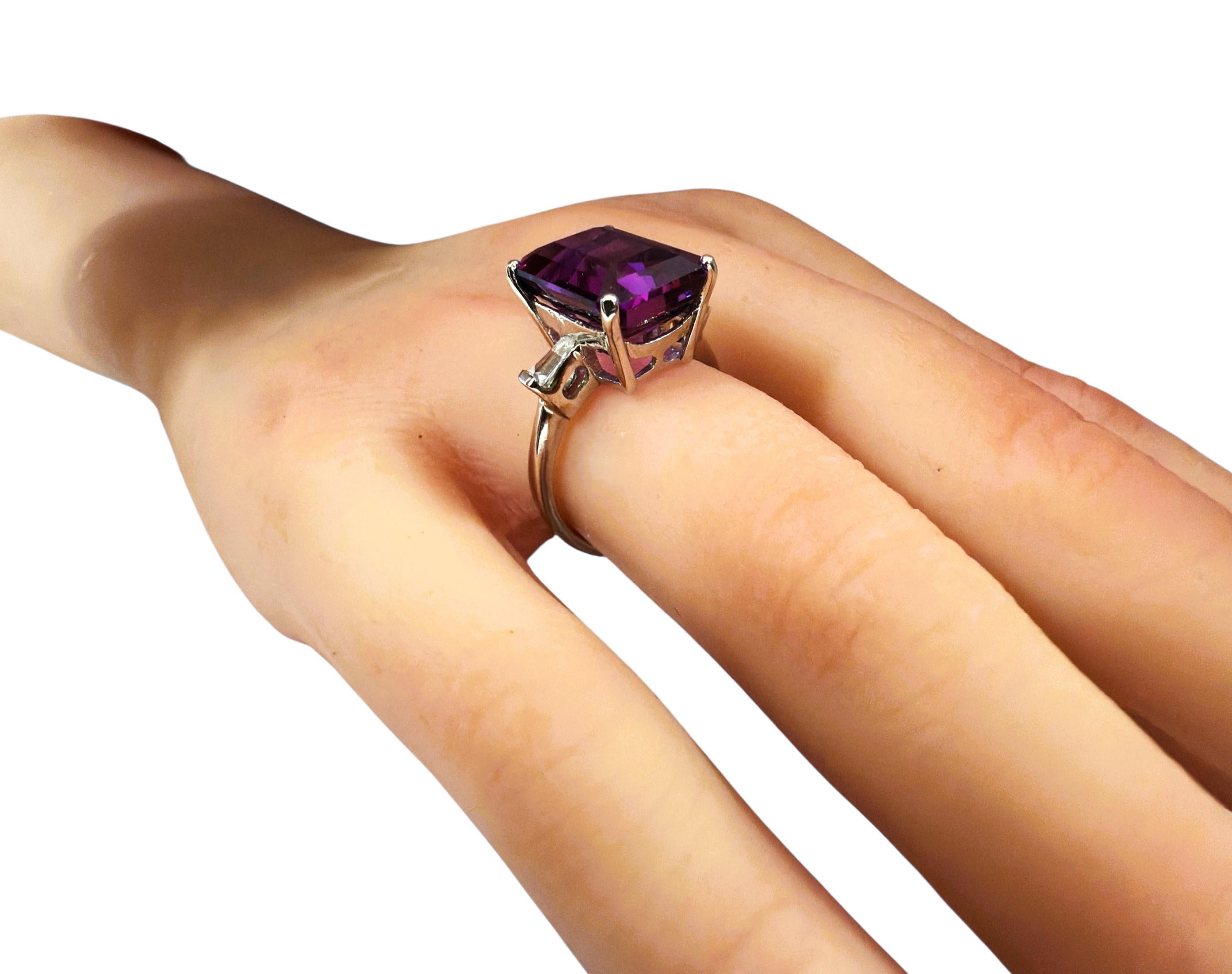 Nuevo Anillo de Plata de Ley con Zafiro Baguette y Corte Esmeralda Púrpura de 7,90 Quilates en venta 1