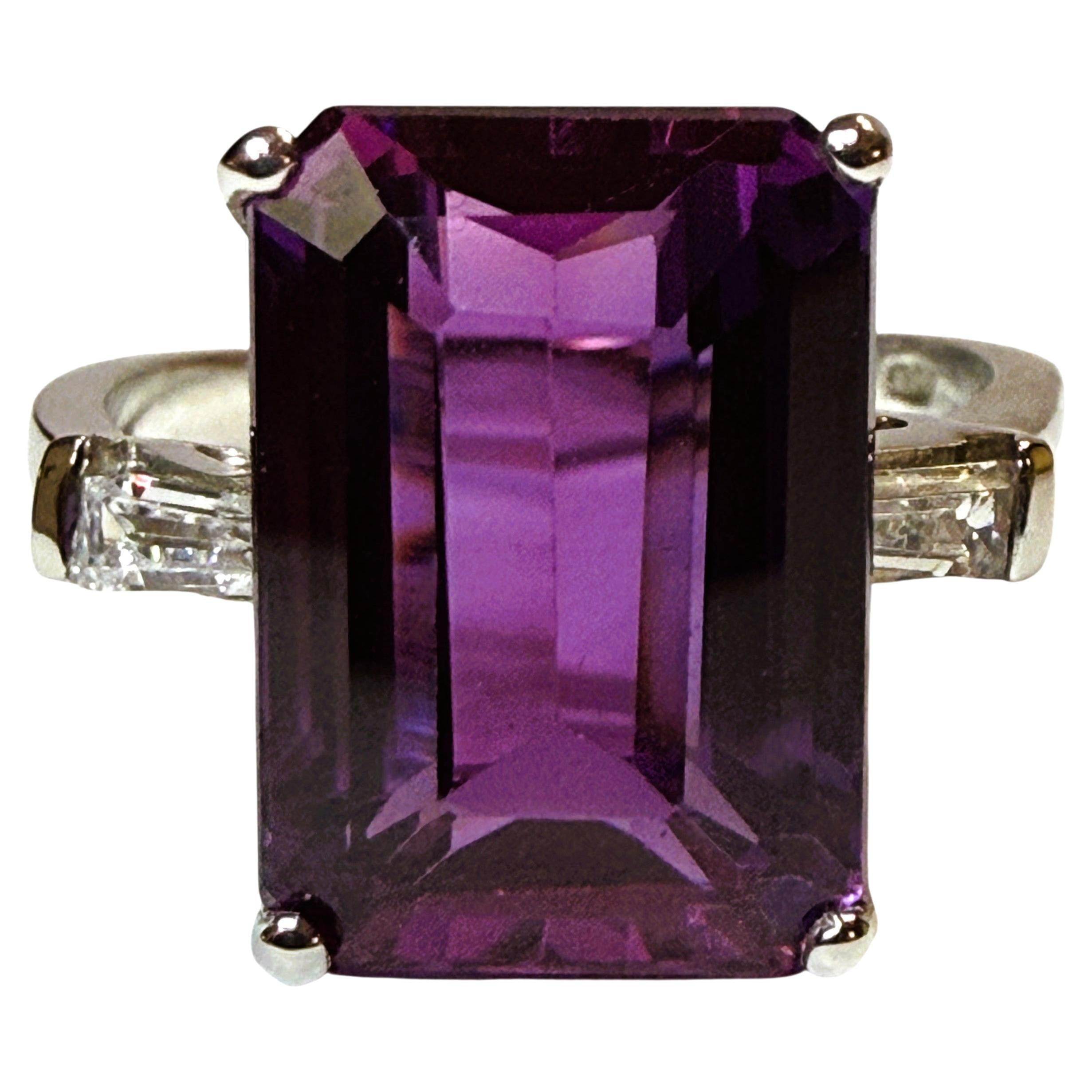 Nuevo Anillo de Plata de Ley con Zafiro Baguette y Corte Esmeralda Púrpura de 7,90 Quilates en venta