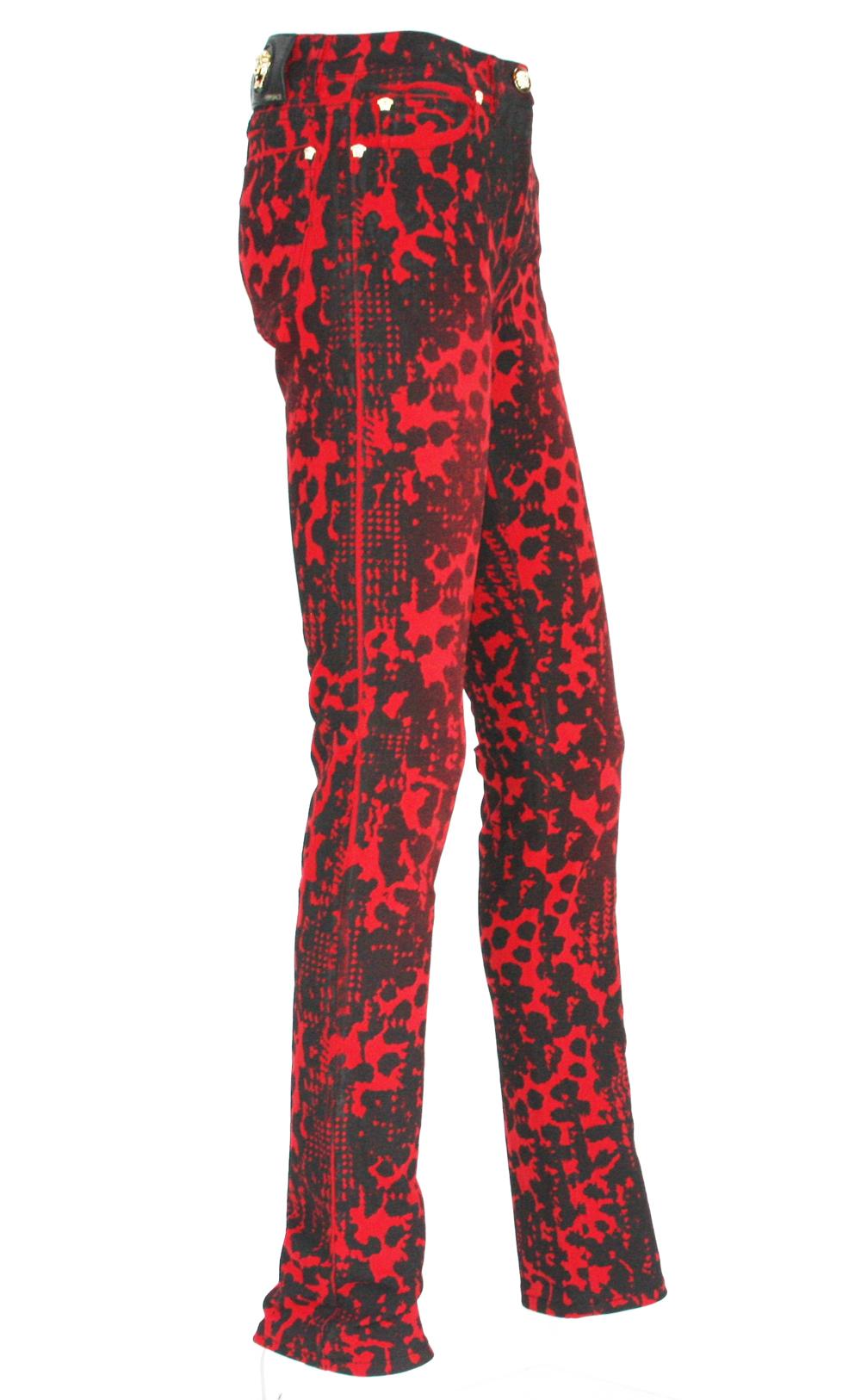 New $795 Versace Red Black Medusa Leopard Graphic Print Stretch Denim Jeans 25 In New Condition In Montgomery, TX