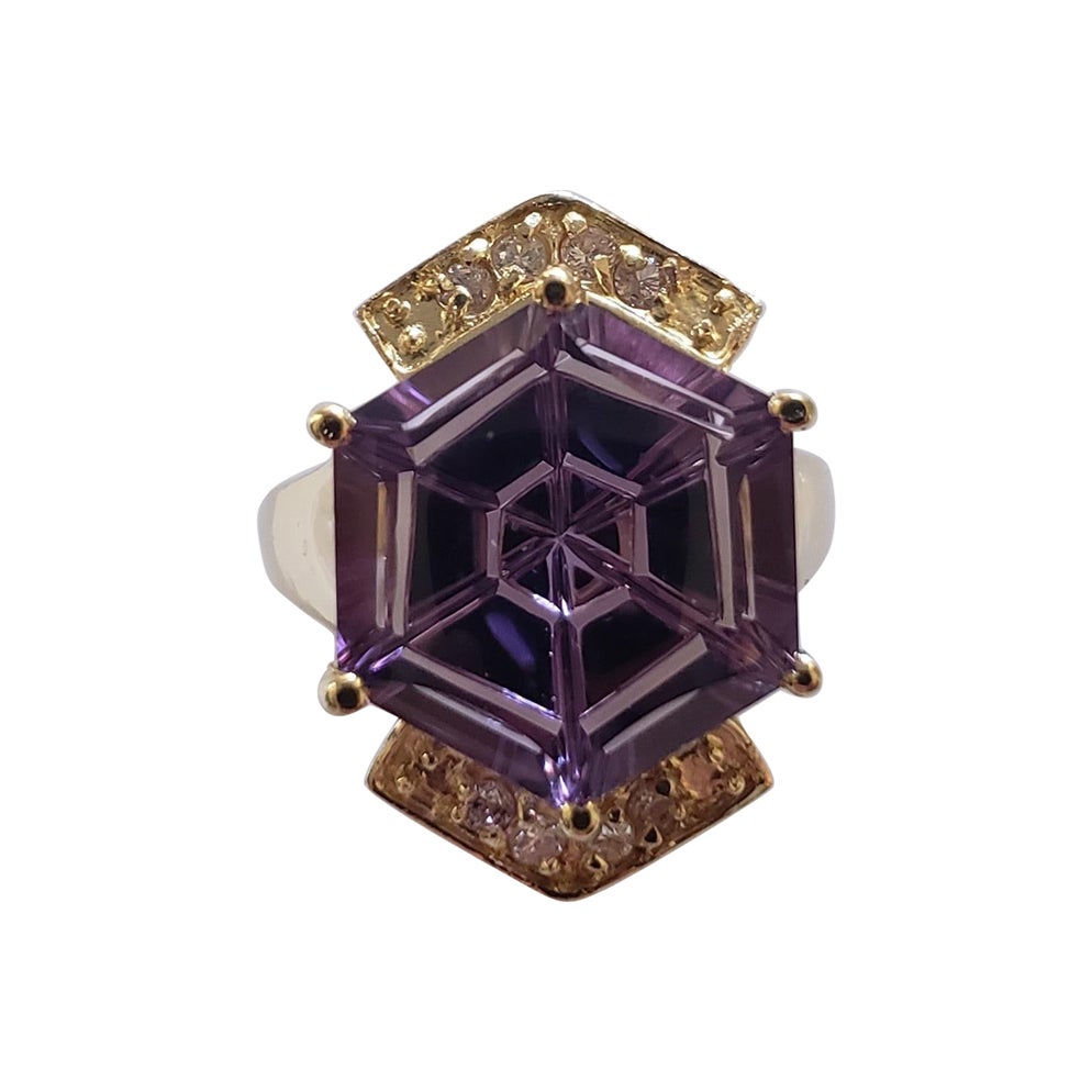 Mejora tu colección de joyas con este impresionante anillo de oro amarillo de 14k. Con una hermosa amatista natural brasileña de talla fantasía de calidad AAAA y claridad VVS, este anillo tiene un peso total de 8 quilates. La piedra amatista se