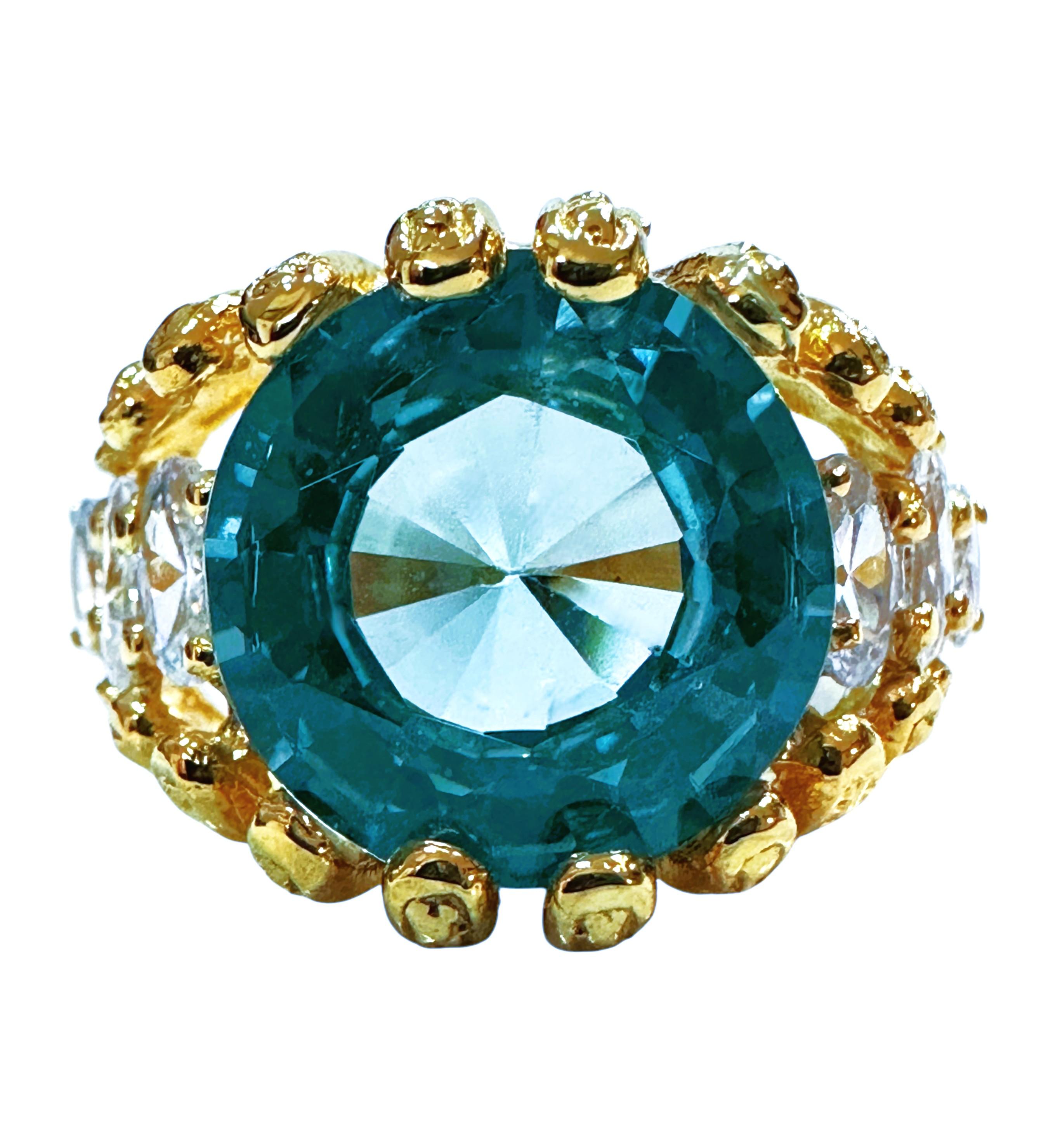 La bague est une taille 6.5. La pierre provient d'Afrique. Il s'agit d'une belle pierre ronde taillée de 8,05 cts. C'est une pierre de très haute qualité.  Il mesure 12,8  mm et est flanqué de 3 saphirs blancs taillés en marquise et gradués.  Ils