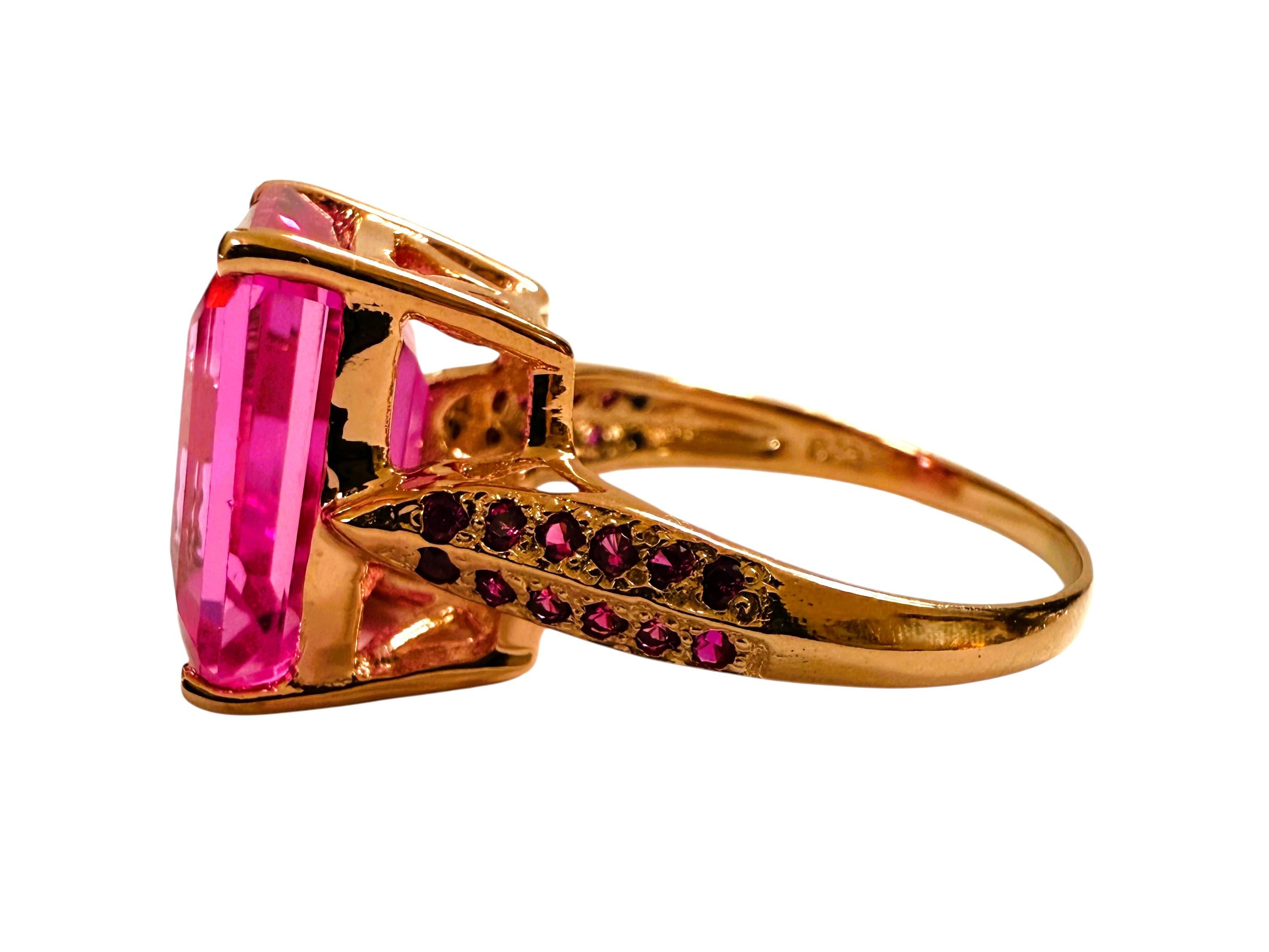 Das ist einfach ein schöner Ring.  Es ist eine Größe 6,25.  Der Stein stammt aus Sri Lanka.  Der Ring hat einen smaragdgeschliffenen Mittelstein Saphir, der 8,14 Karat ist.  Er misst 13,2 x 11 mm.   Es hat 2 Reihen von schönen Diamanten geschliffen