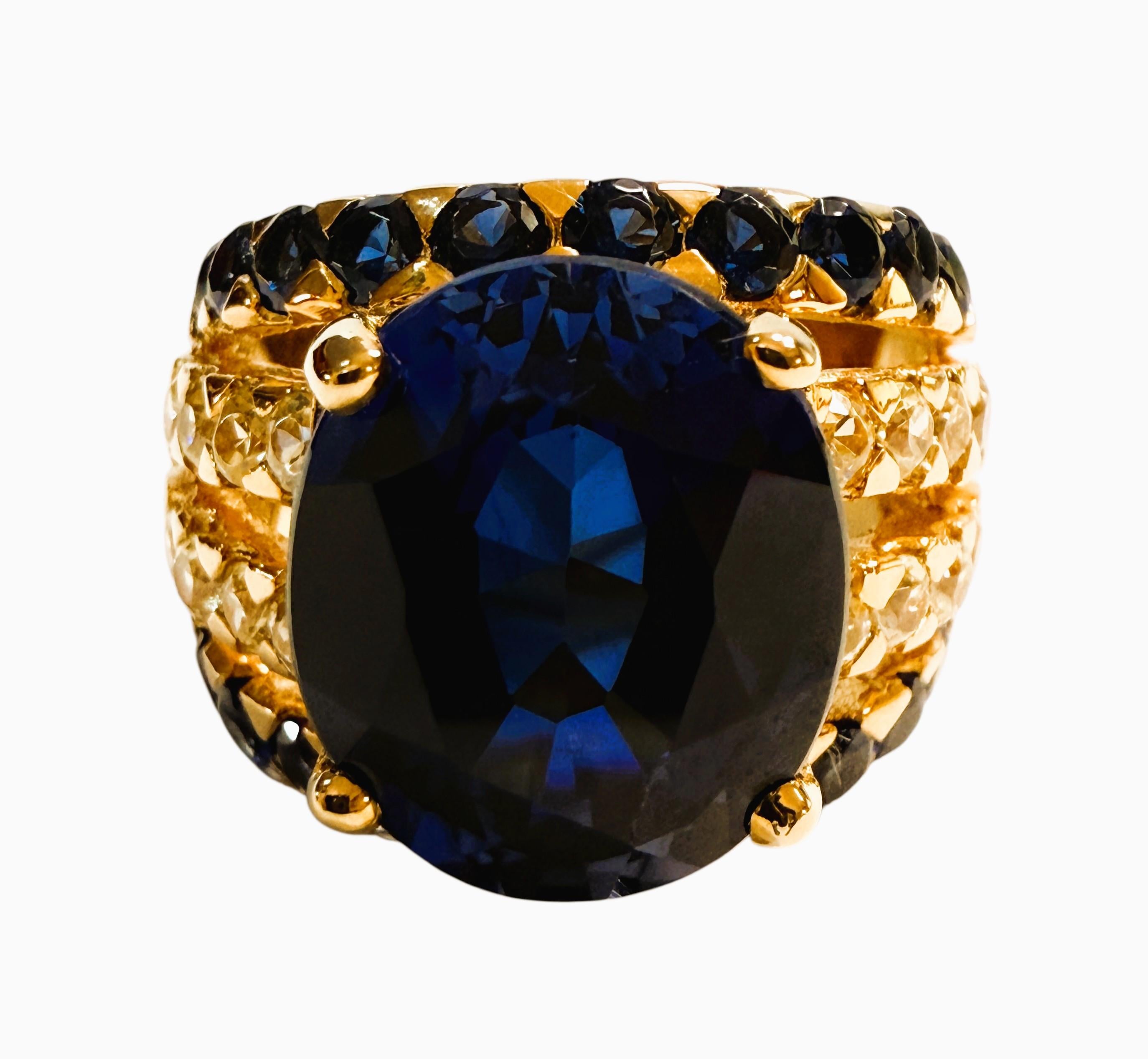 Dieser Ring ist einfach umwerfend!  Es ist eine Größe 6,25.  Der Stein stammt aus Sri Lanka.  Der Ring hat einen ovalen Mittelstein Saphir, die 8.70 Karat ist.  Es misst 13,5 x 11,3 mm.  Eine Reihe von blauen Saphiren im Brillantschliff verläuft