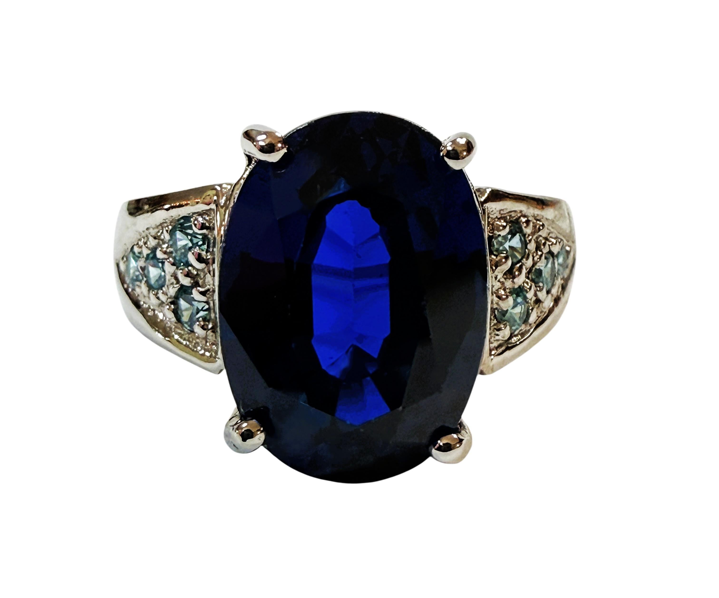Das ist einfach ein schöner Ring.  Es ist eine Größe 8.  Der Stein stammt aus Sri Lanka.  Der Ring hat einen ovalen Mittelstein Saphir, die 8,35 Karat ist.  Er misst 14 x 10 mm.   Es schöne Diamantschliff Aqua Sapphires. auf jeder Seite des Bandes. 