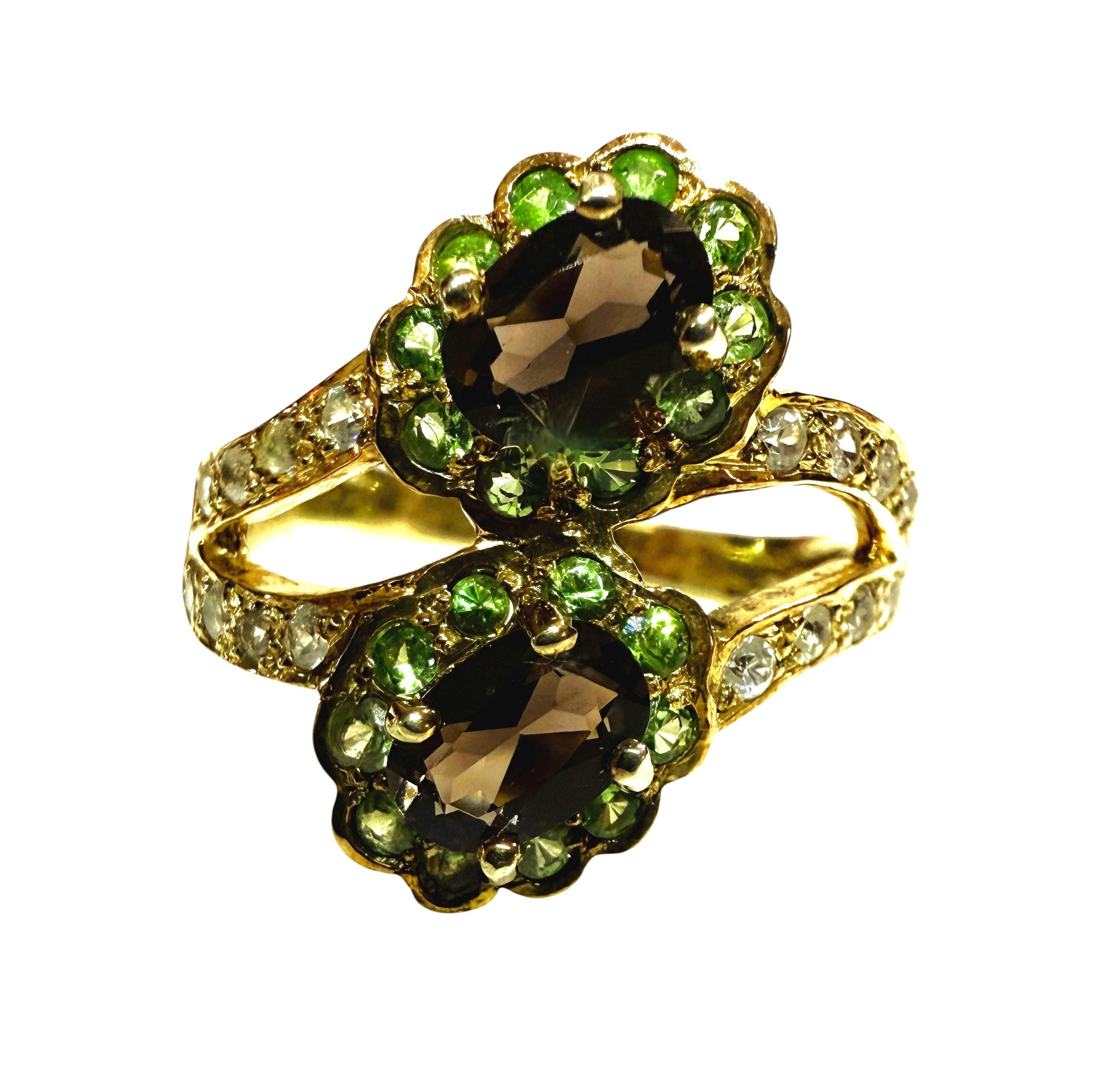 Der Ring ist einfach umwerfend!  Sie hat die Größe 7,25. Es hat zwei oval geschliffenen Rauchquarz Steine, die insgesamt .86 Karat.  Sie sind 6 x 4 mm groß.  Sie sind von schönen grünen Tsavoriten im Diamantschliff umgeben und haben weiße Saphire im