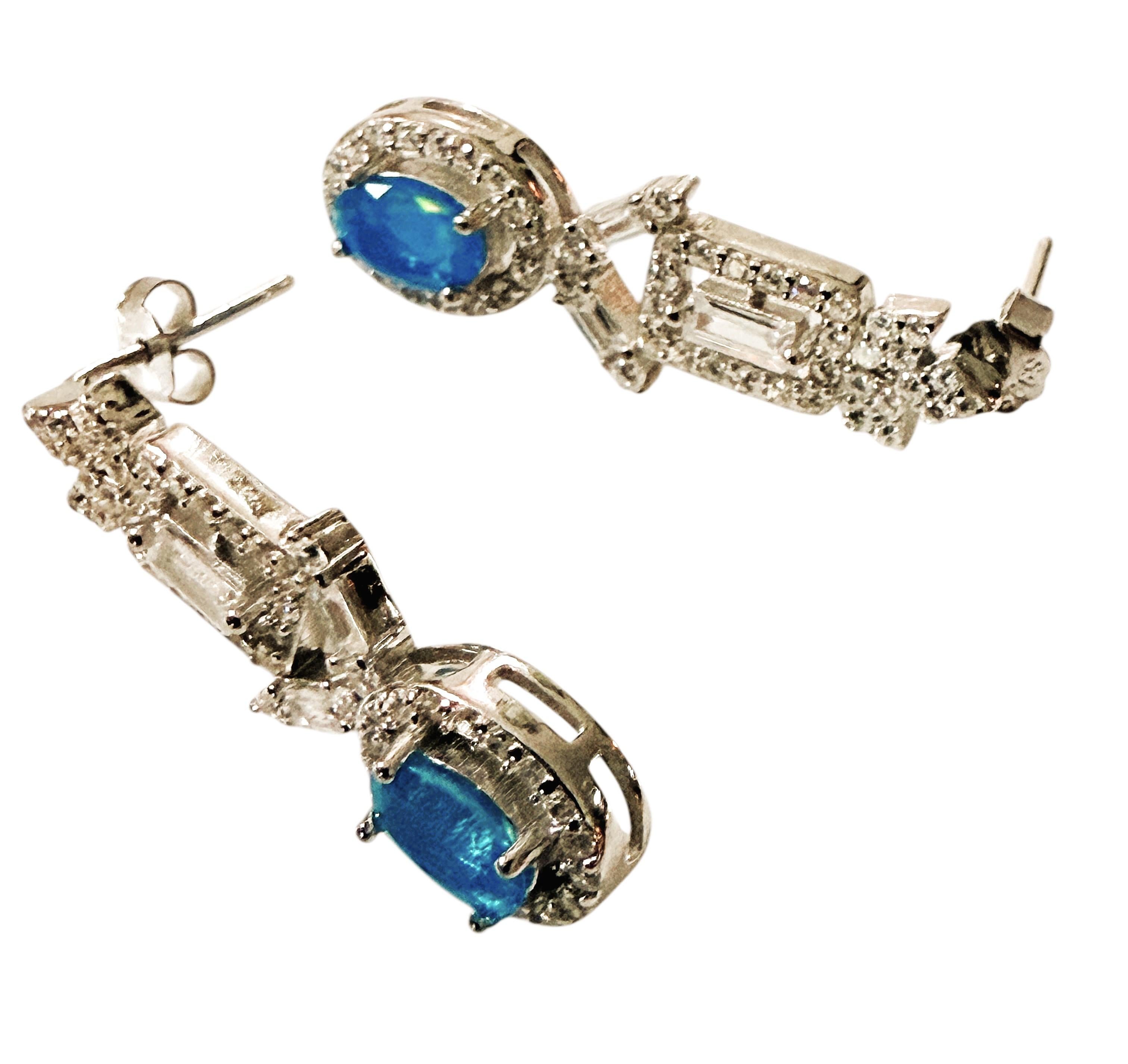 Neu .86 Karat Blauer Opal & Diamant & Saphir im Baguetteschliff Sterling-Ohrringe im Angebot 2