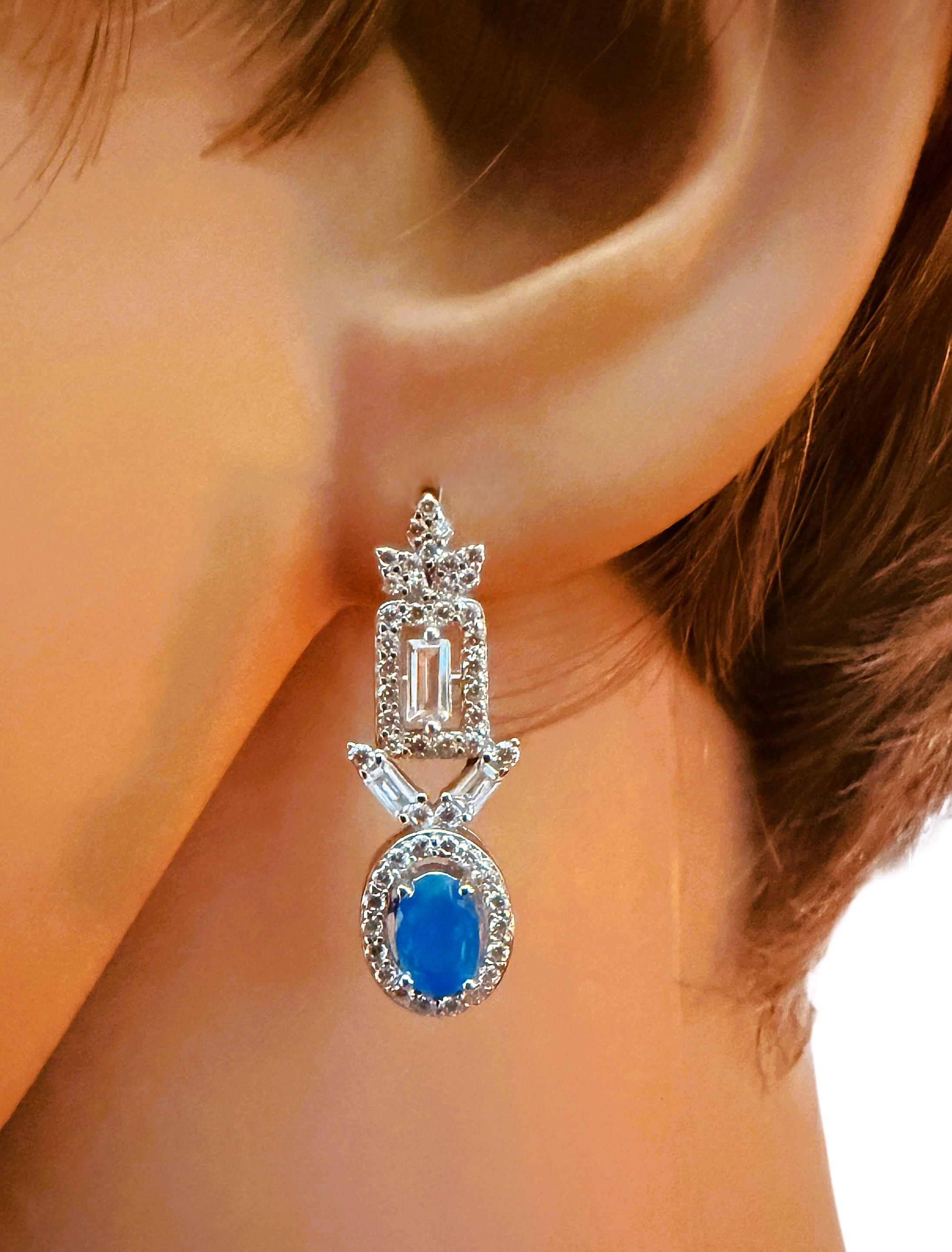 Neu .86 Karat Blauer Opal & Diamant & Saphir im Baguetteschliff Sterling-Ohrringe (Ovalschliff) im Angebot