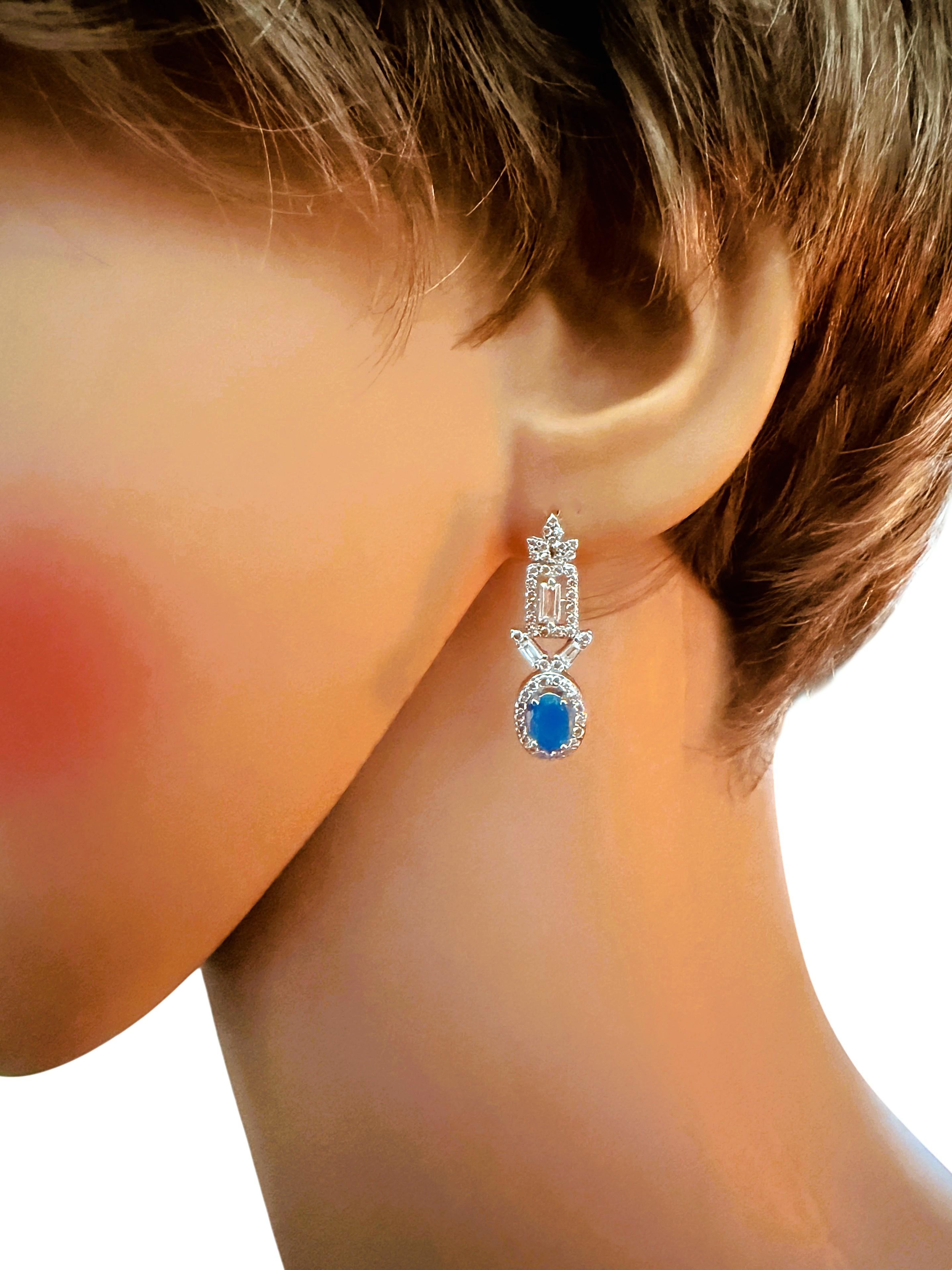 Neu .86 Karat Blauer Opal & Diamant & Saphir im Baguetteschliff Sterling-Ohrringe im Zustand „Hervorragend“ im Angebot in Eagan, MN
