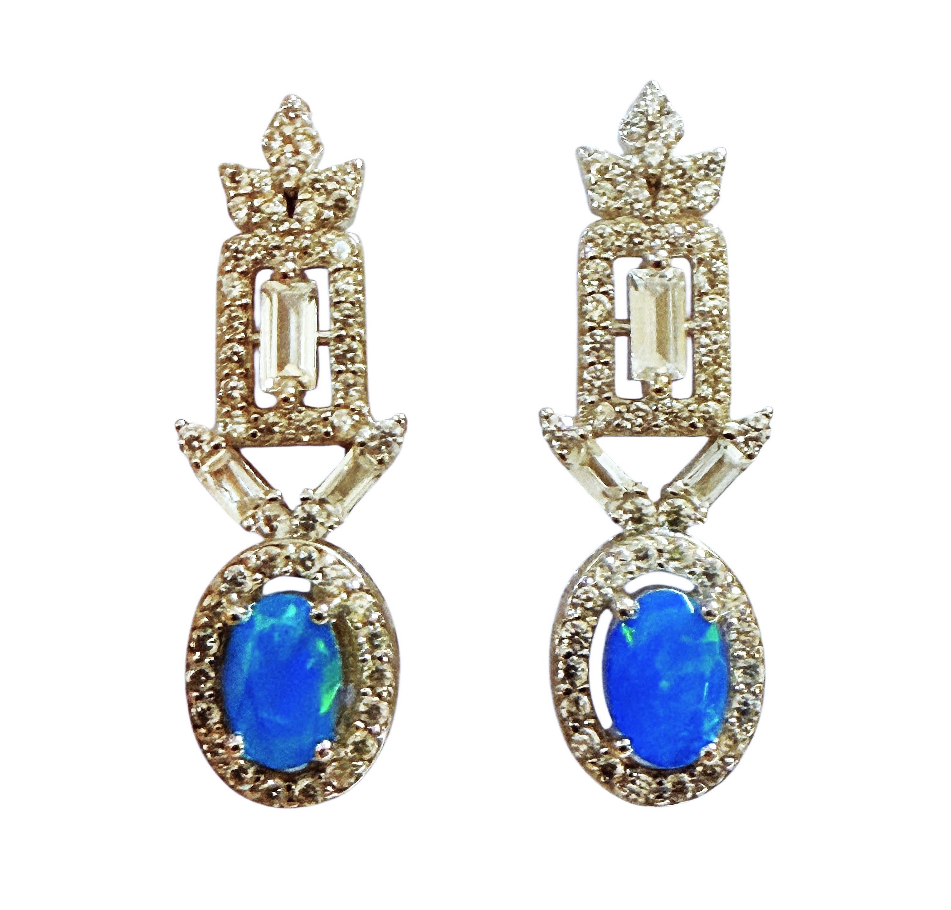 Neu .86 Karat Blauer Opal & Diamant & Saphir im Baguetteschliff Sterling-Ohrringe im Angebot 3