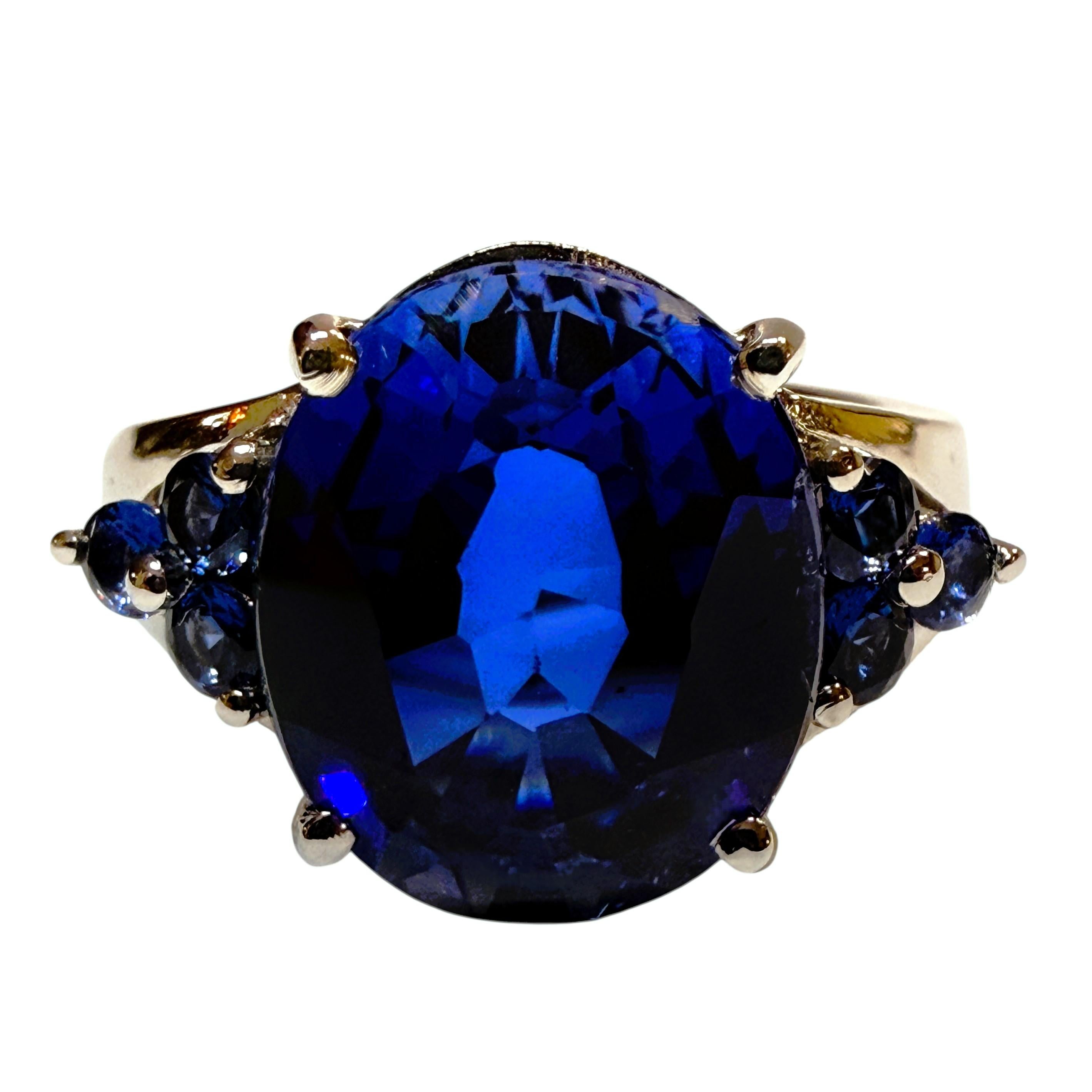 Questo anello è semplicemente stupendo!  È una taglia 6,25.  La pietra proviene dallo Sri Lanka.  L'anello ha uno zaffiro ovale centrale di 8.70 carati.  Misura 13,3 x 11,2 mm.  Ha 3 zaffiri blu taglio brillante ai lati della pietra. Sono tutti