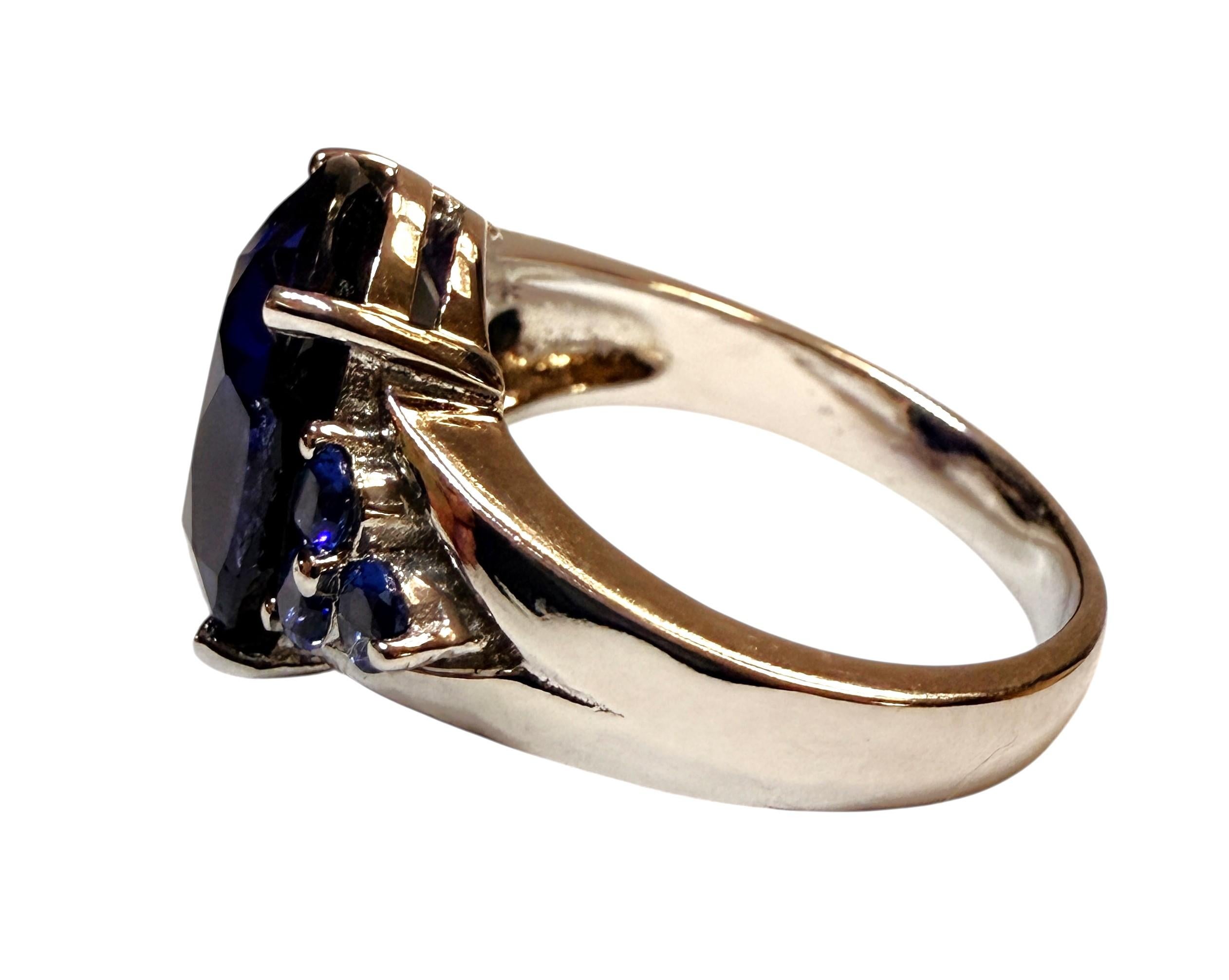 Taglio ovale Nuovo anello in argento sterling con zaffiro blu ovale e taglio diamante da 8.70 carati in vendita