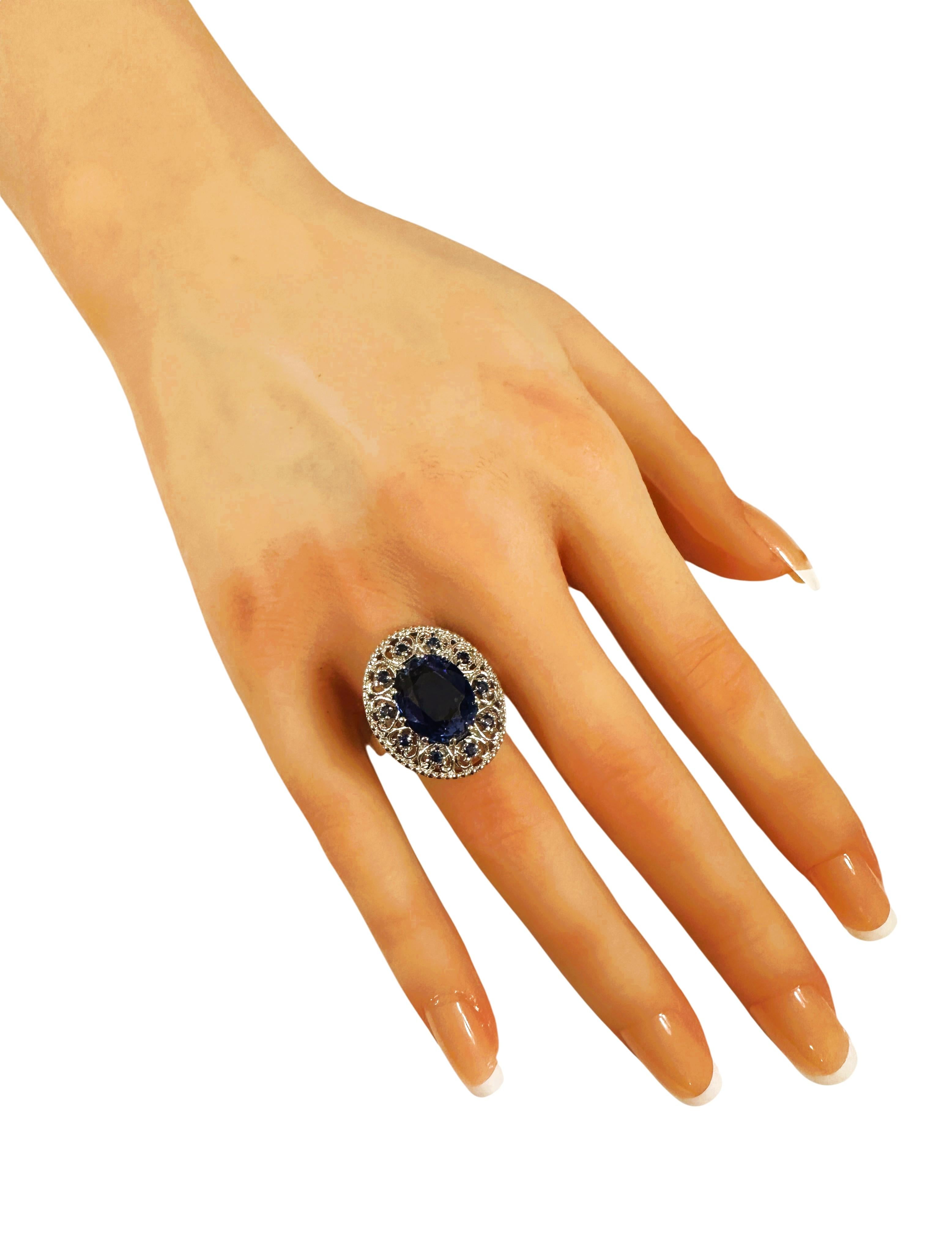 Das ist einfach ein schöner Ring.  Es ist eine Größe 8.  Der Stein stammt aus Sri Lanka.  Der Ring hat einen ovalen Mittelstein Saphir, die 9,12 Karat ist.  Er misst 13 x 11 mm.   Er ist von einer schönen filigranen Fassung umgeben, die mit blauen