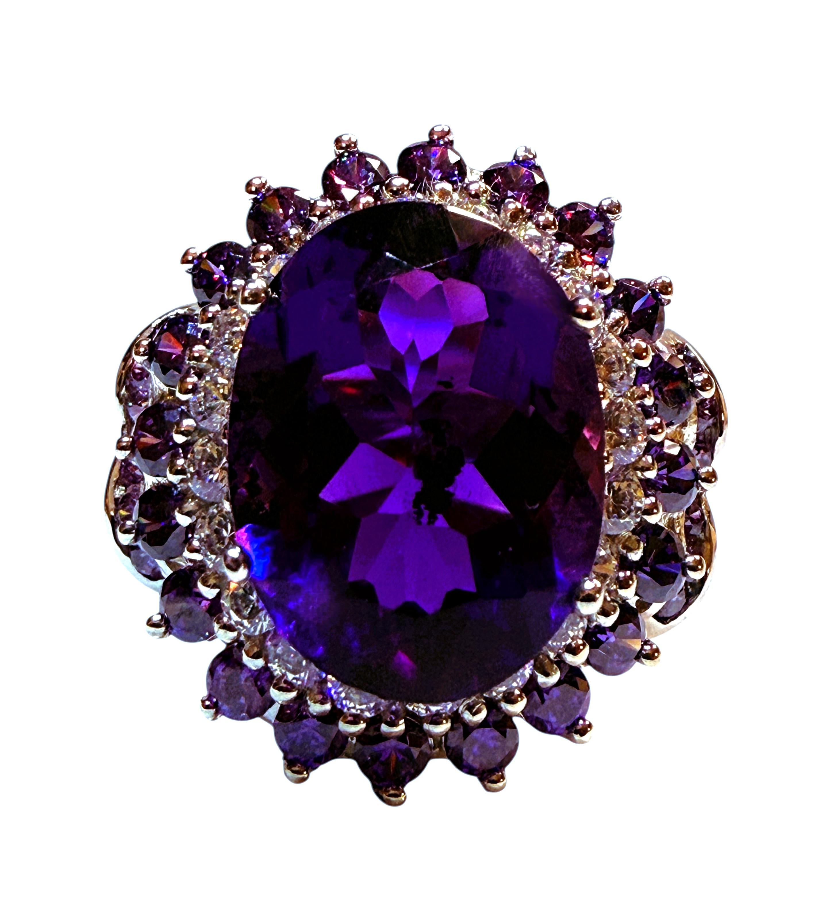 Adoro i bellissimi colori di questo anello.  L'anello è una misura 6.0 ed è semplicemente stupendo.  La pietra principale è una pietra ovale tagliata a fantasia e ha un peso di 9,30 carati.  Misura 15,8 x 12 mm ed è circondato da zaffiri bianchi