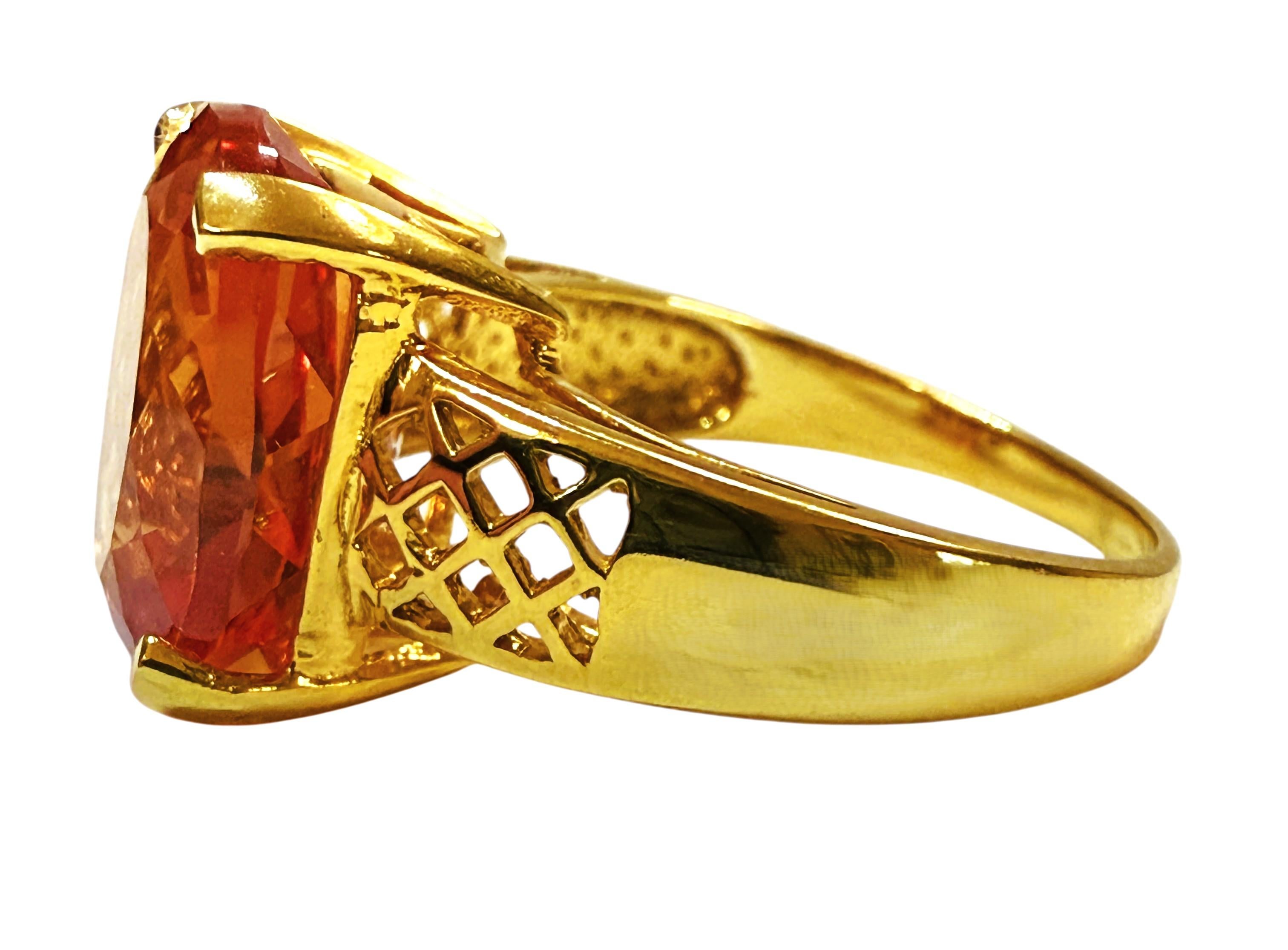 La bague est une taille 6.25.  La pierre provient du Sri Lanka et est tout simplement exquise.  C'est une pierre très bien notée.  Il s'agit d'une pierre de taille ovale de 9.5 carats.   La pierre principale mesure 13,5 mm x 11,5 mm et présente un
