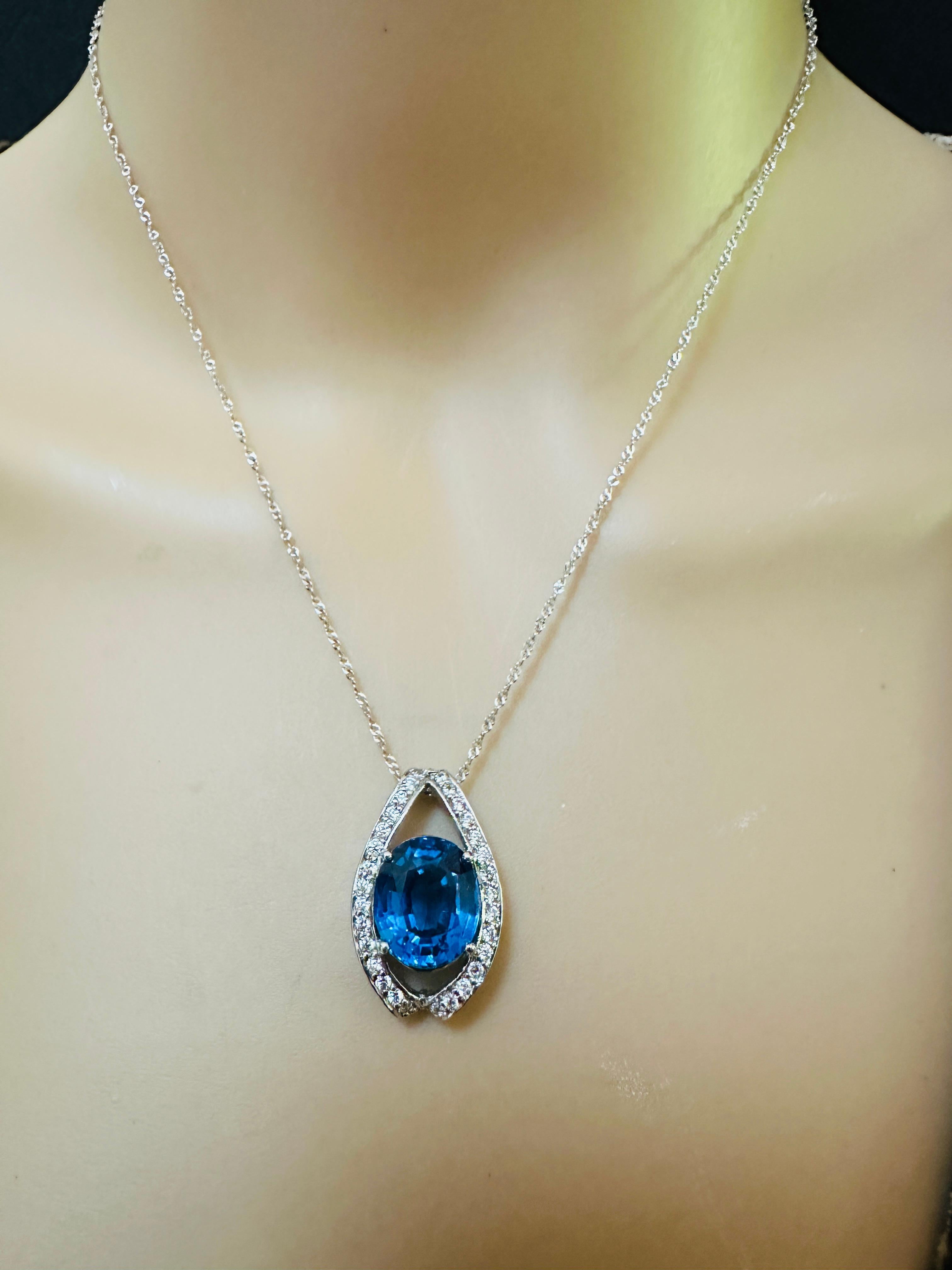 Taglio ovale Nuovo ciondolo in argento sterling da 9,60 carati con topazio blu e zaffiro tagliato a diamante in vendita